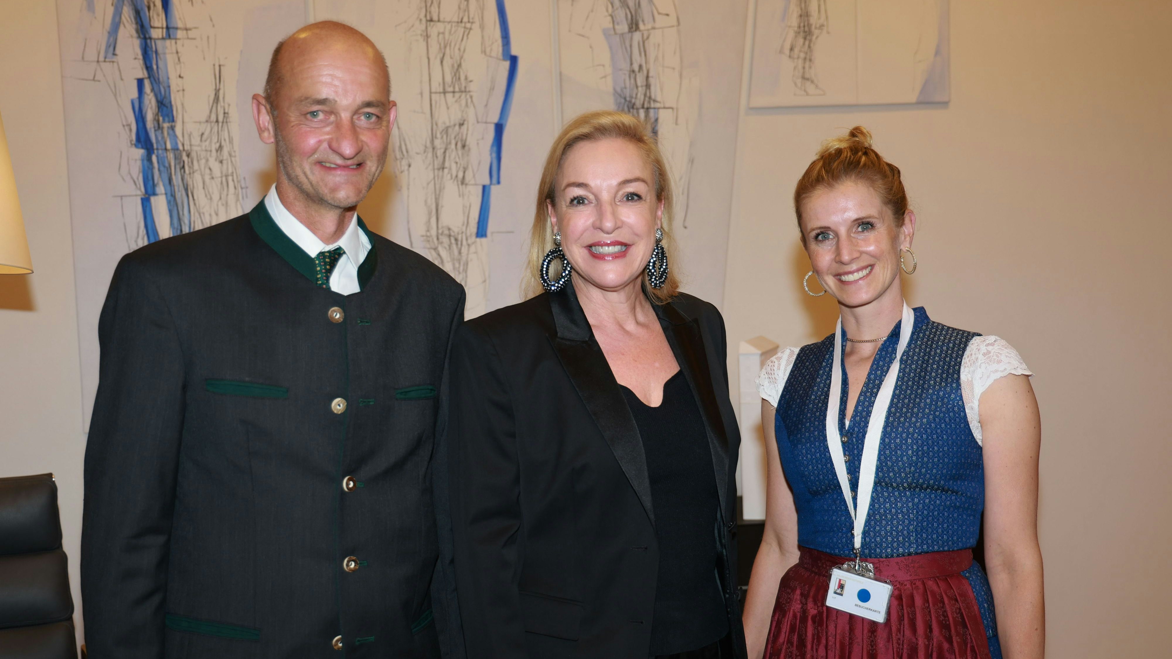 Christian Steiner (Amadeus Horse Indoor), Festspielpräsidentin Kristina Hammer und Dressurreiterin Jessica von Bredow Werndl.