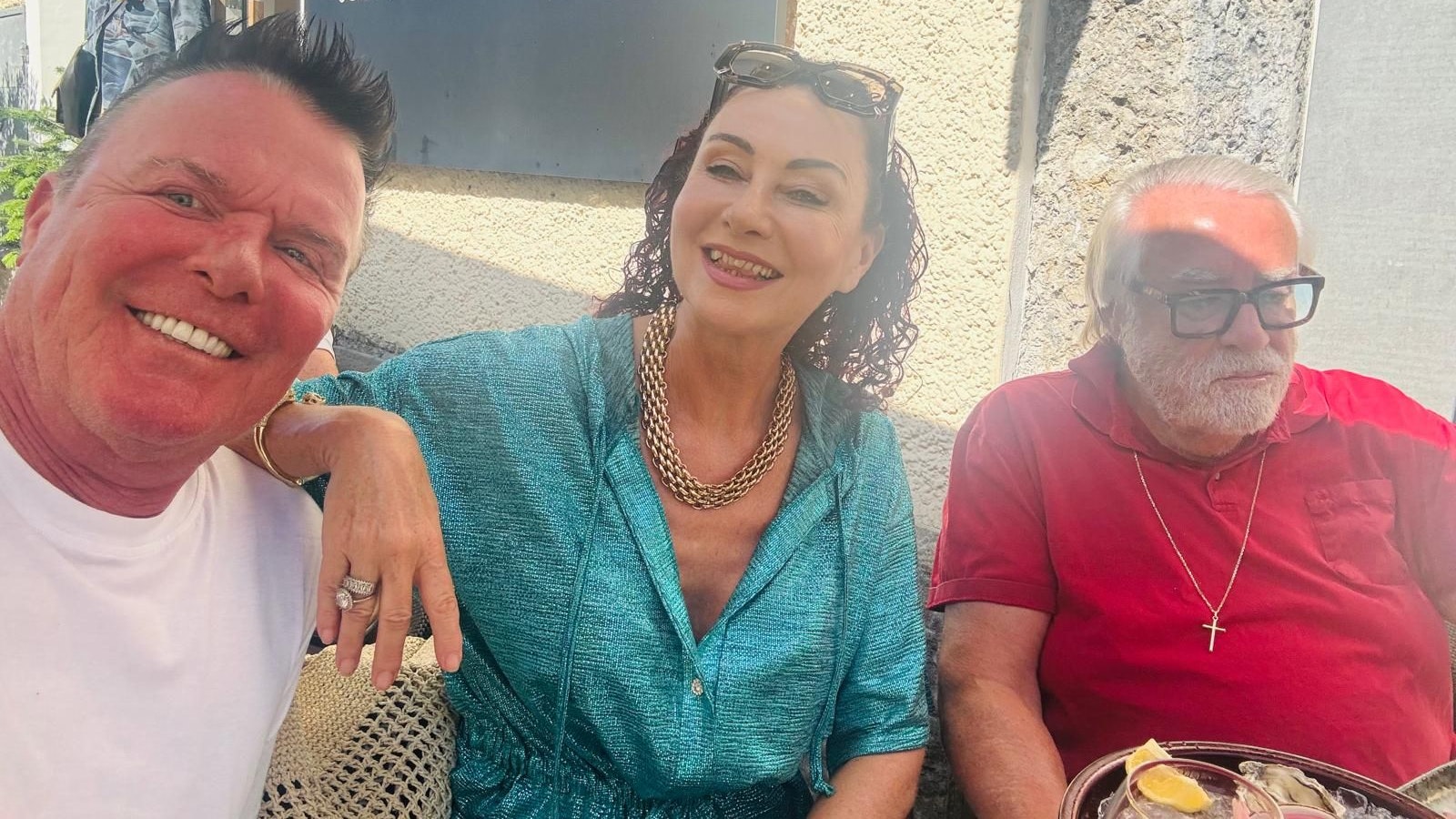 Heute.at - Lugner zwischen zwei Männern: Feiern ohne Ende