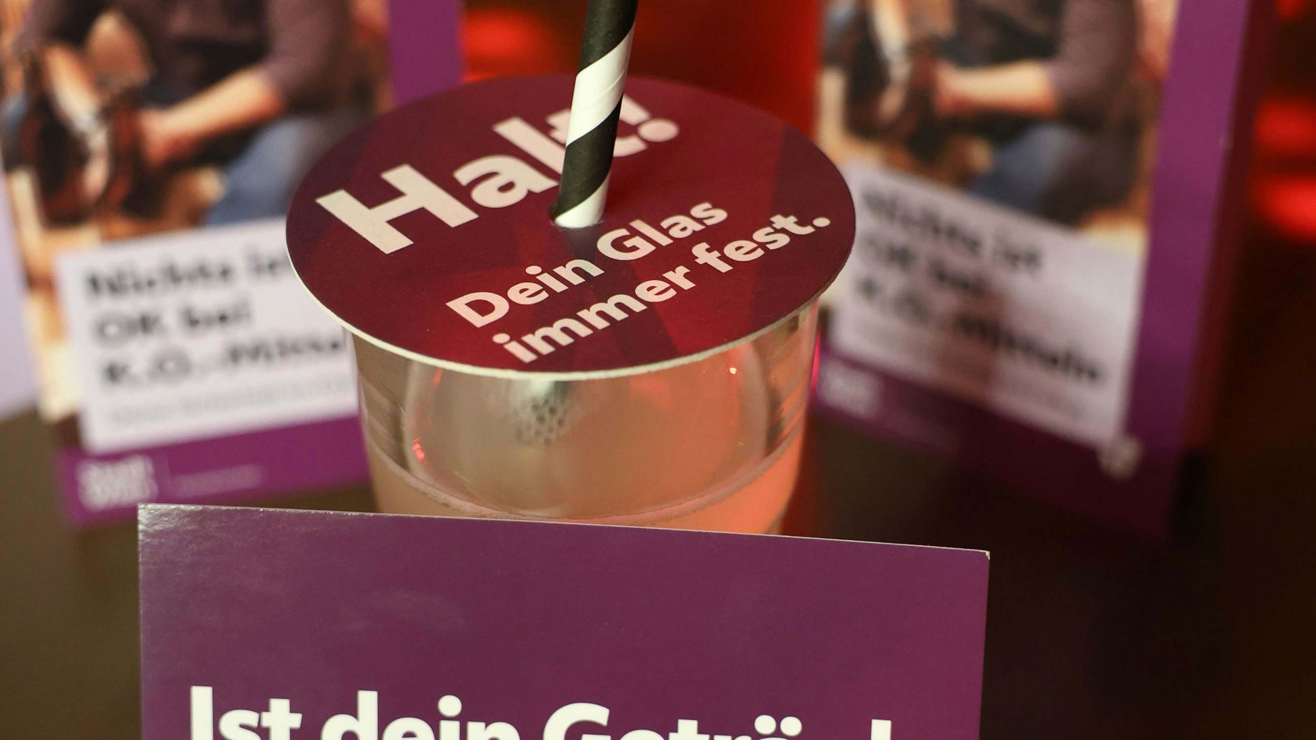 Die Stadt informiert mit Plakaten, Freecards, Online-Kampagnen und speziellen Getränkeschutzdeckeln.