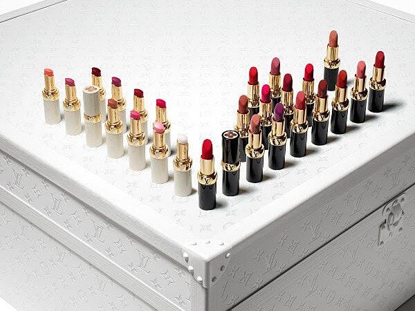 Eine Linie auf die sich Louis Vuitton Fans schon seit Jahren freuen. Gleich 50 Produkte mit Lip Balms, Lippenstiften und Lidschatten ist es geworden. Preislich stellen sie die Konkurrenz in den Schatten.