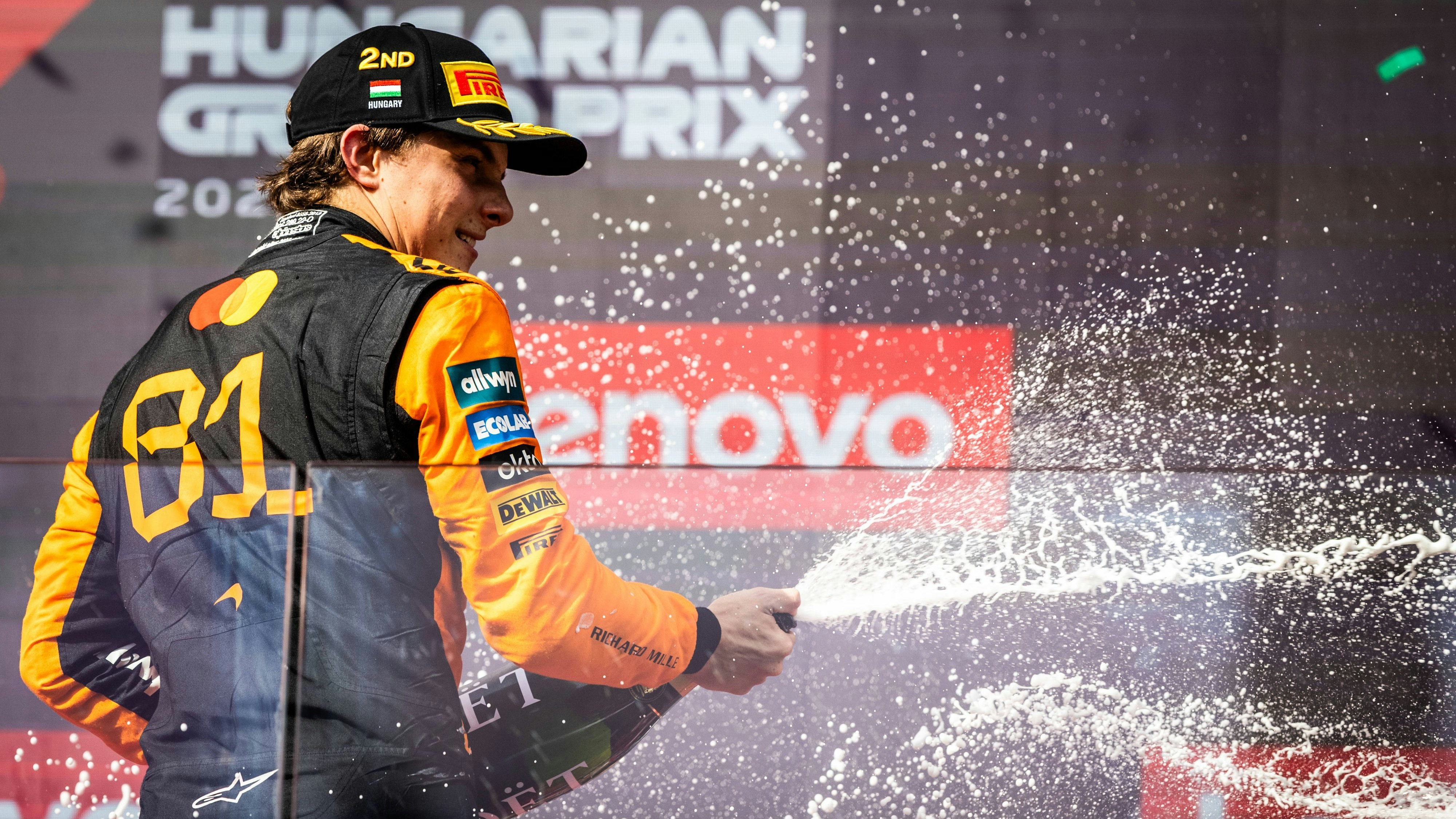 Heute.at - Surreal! Formel-1-Leader kriegt Denkmal zu Lebzeiten