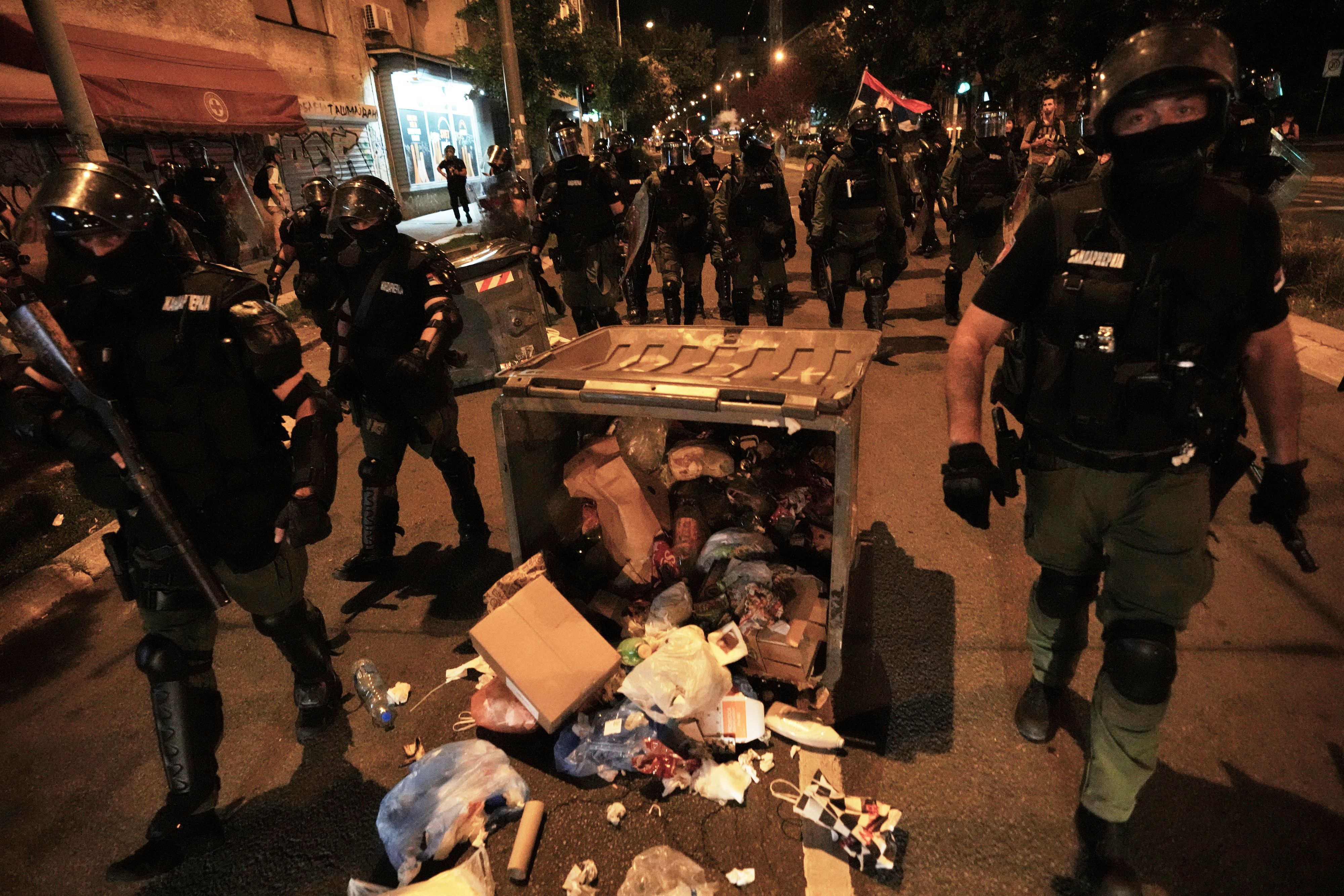 Serbische Polizei im Einsatz während eines Anti-Regierungs-Protests in der Nacht auf Dienstag.