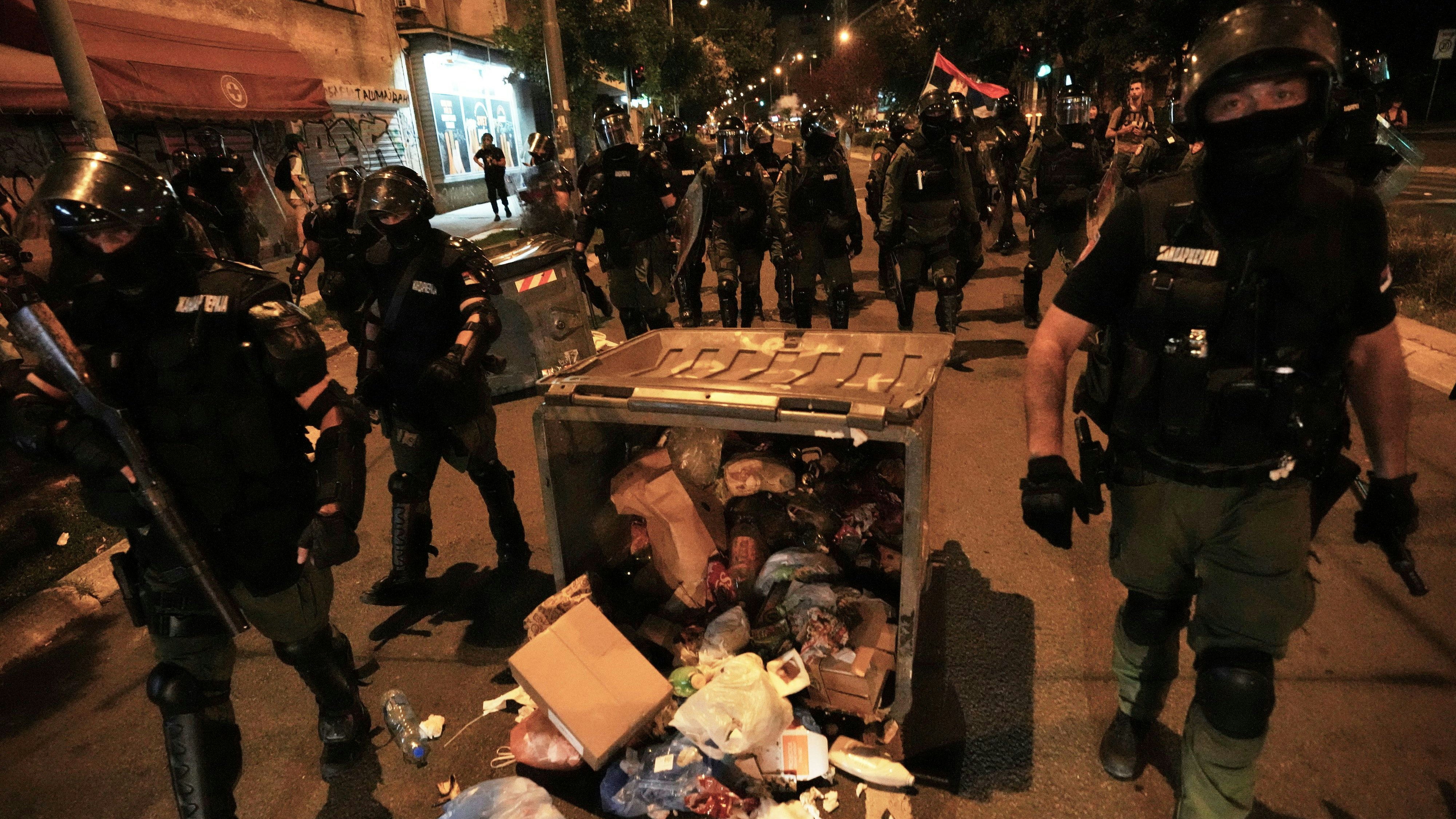 Heute.at - Demonstranten attackieren Büros von Vučić-Partei SNS