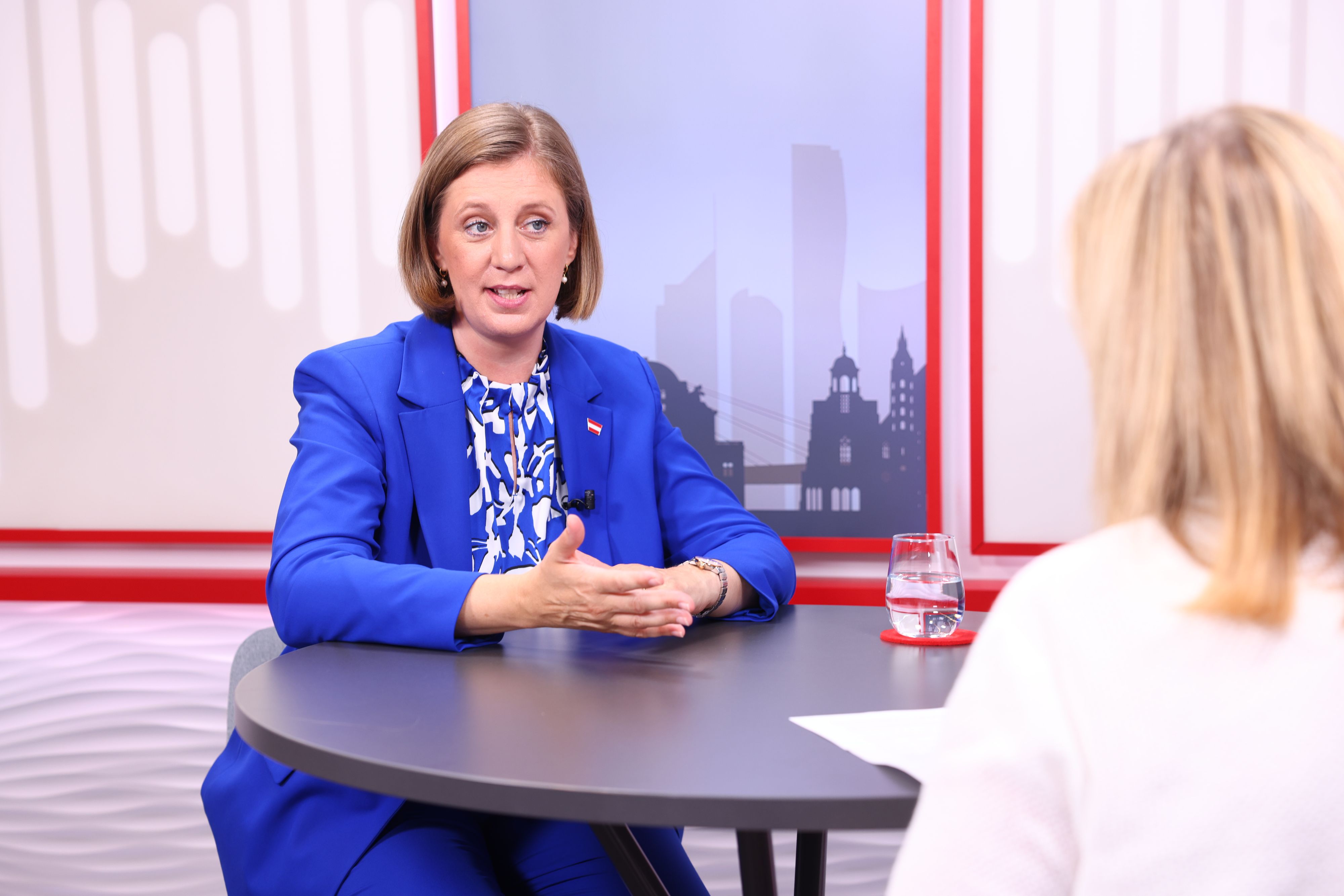 VP-Finanzstaatssekretärin Barbara Eibinger-Miedl im Gespräch mit <em>