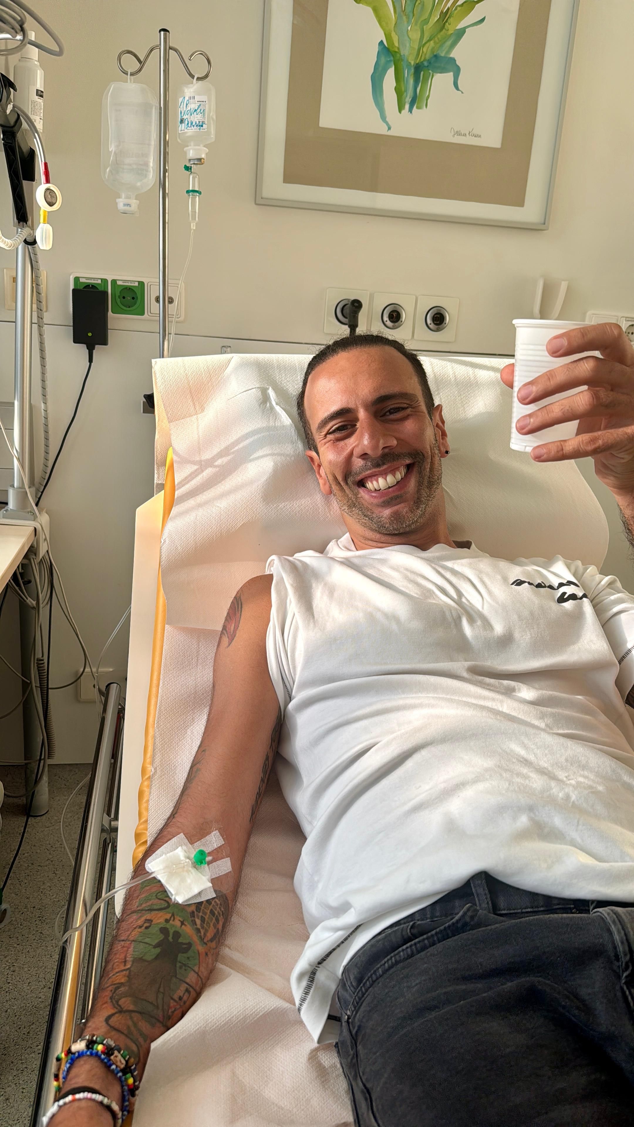 Zum Glück kann Danilo Campisi lachen: Er musste mit einer Bauchspeicheldrüsenentzündung ins Spital.