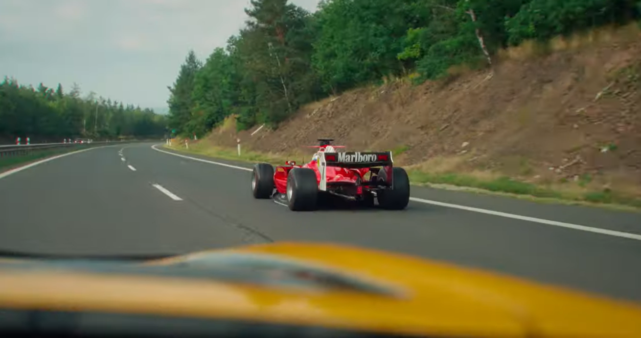 Der Ferrari-Fahrer bretterte in purer Lewis-Hamilton-Manier über die Autobahn.