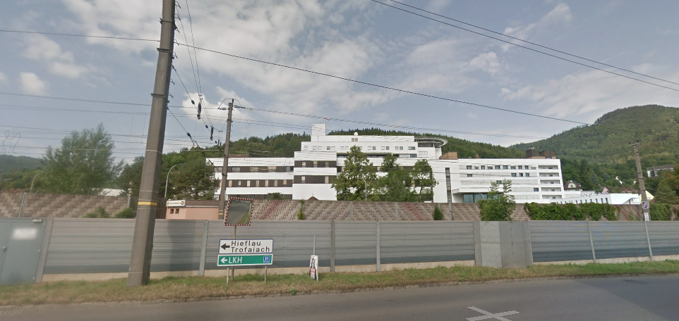 Das LKH Hochsteiermark in Leoben liegt direkt an der Südbahnstrecke.
