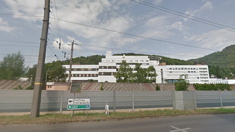 Das LKH Hochsteiermark in Leoben liegt direkt an der Südbahnstrecke.