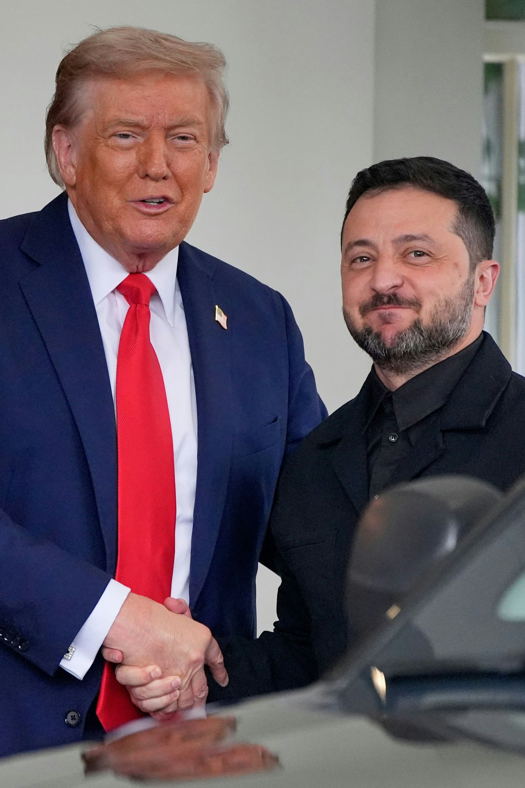 Das sieht ja fast schon aus wie ein Anzug, na geht ja! Donald Trump und Wolodymyr Selenskyj vor dem Treffen der Staats- und Regierungschefs am 18. August im Weißen Haus