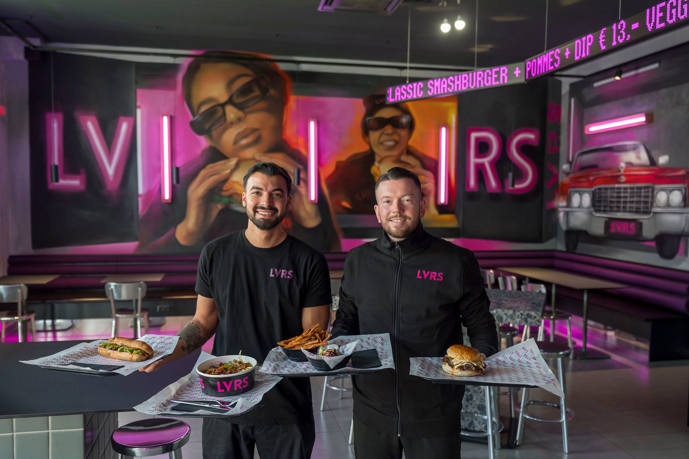 Mitarbeiter David und Geschäftsführer Christopher Kocher im neu eröffneten 