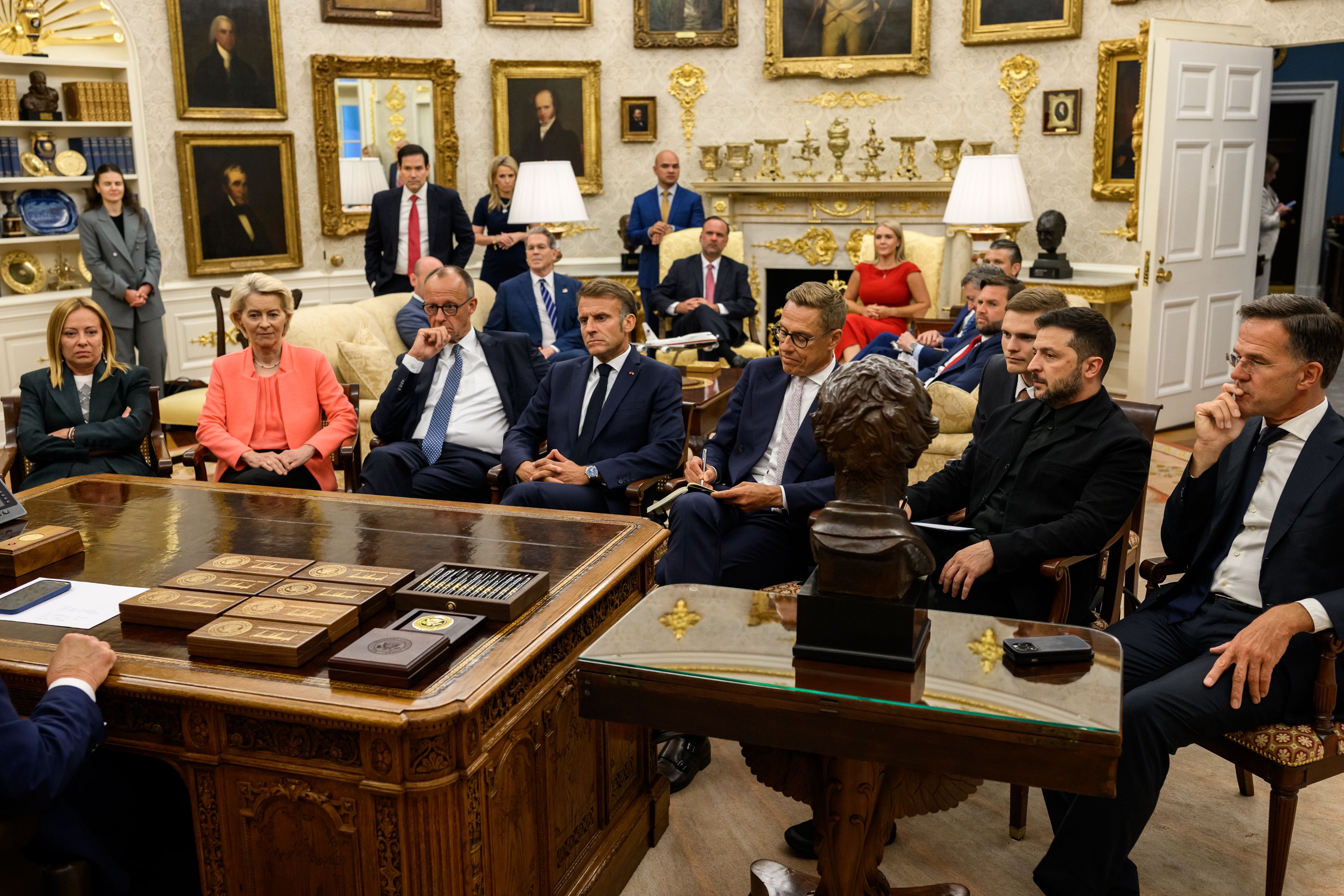 Europas Spitzenpolitiker im Oval Office in Washington.