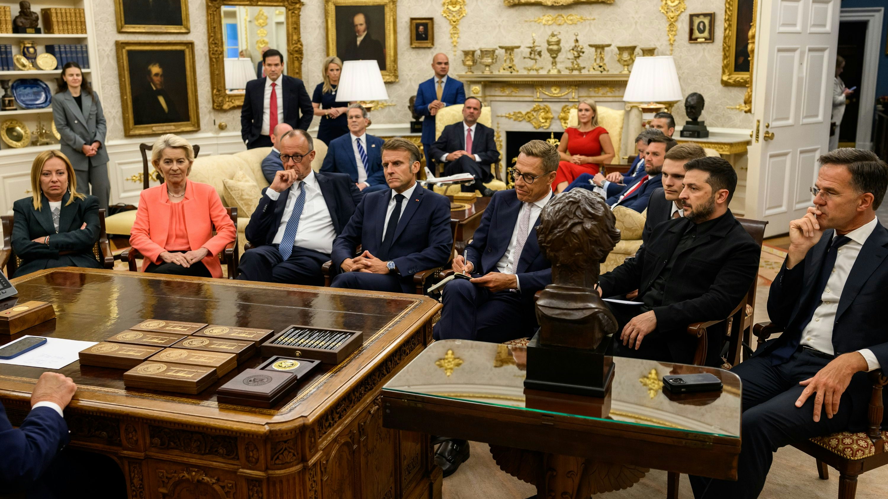 Heute.at - Europas Politik-Elite zitterte vor Trumps Schreibtisch