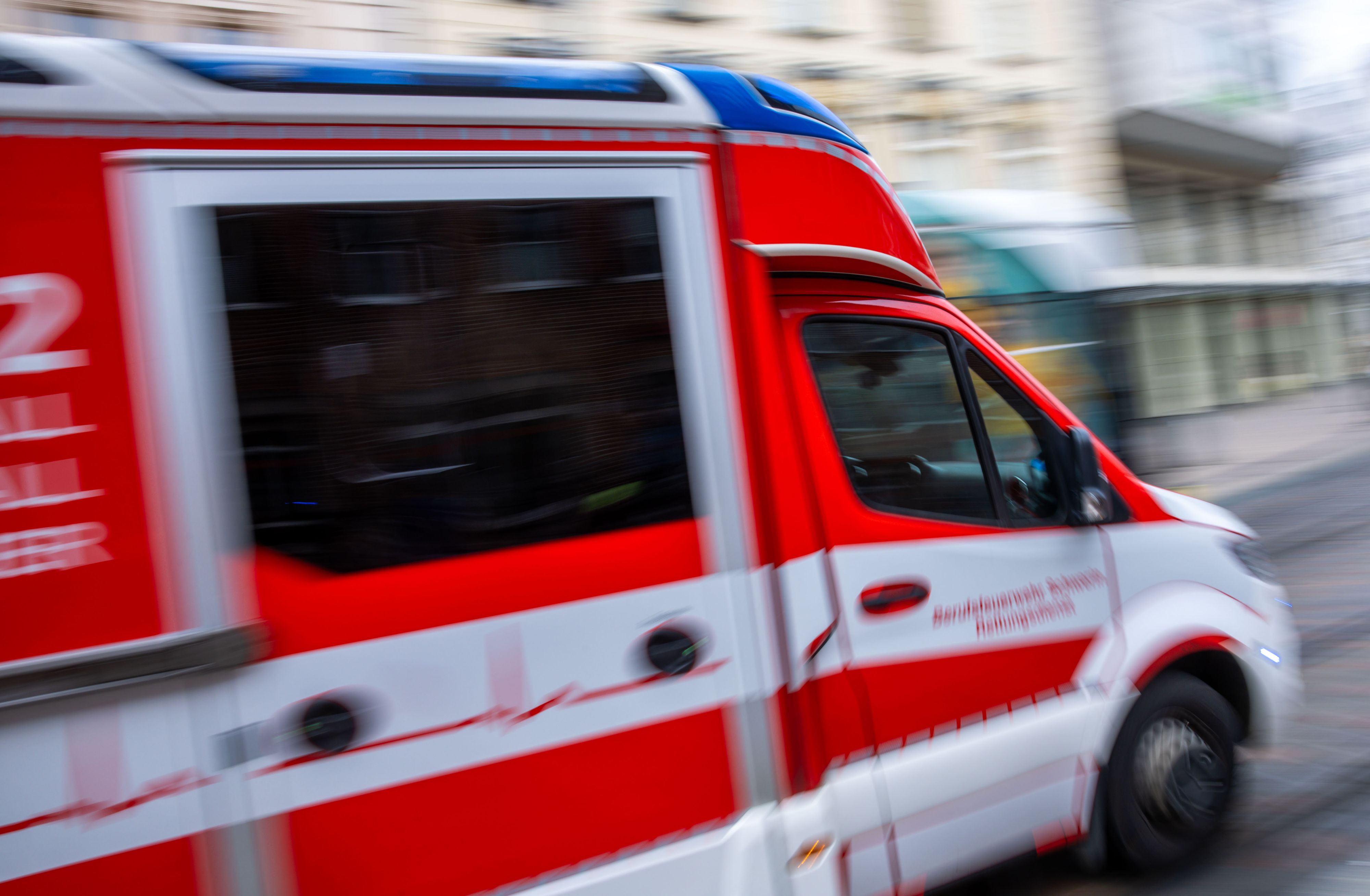 Die Mutter und der Bub wurden in ein Spital gebracht und notoperiert.