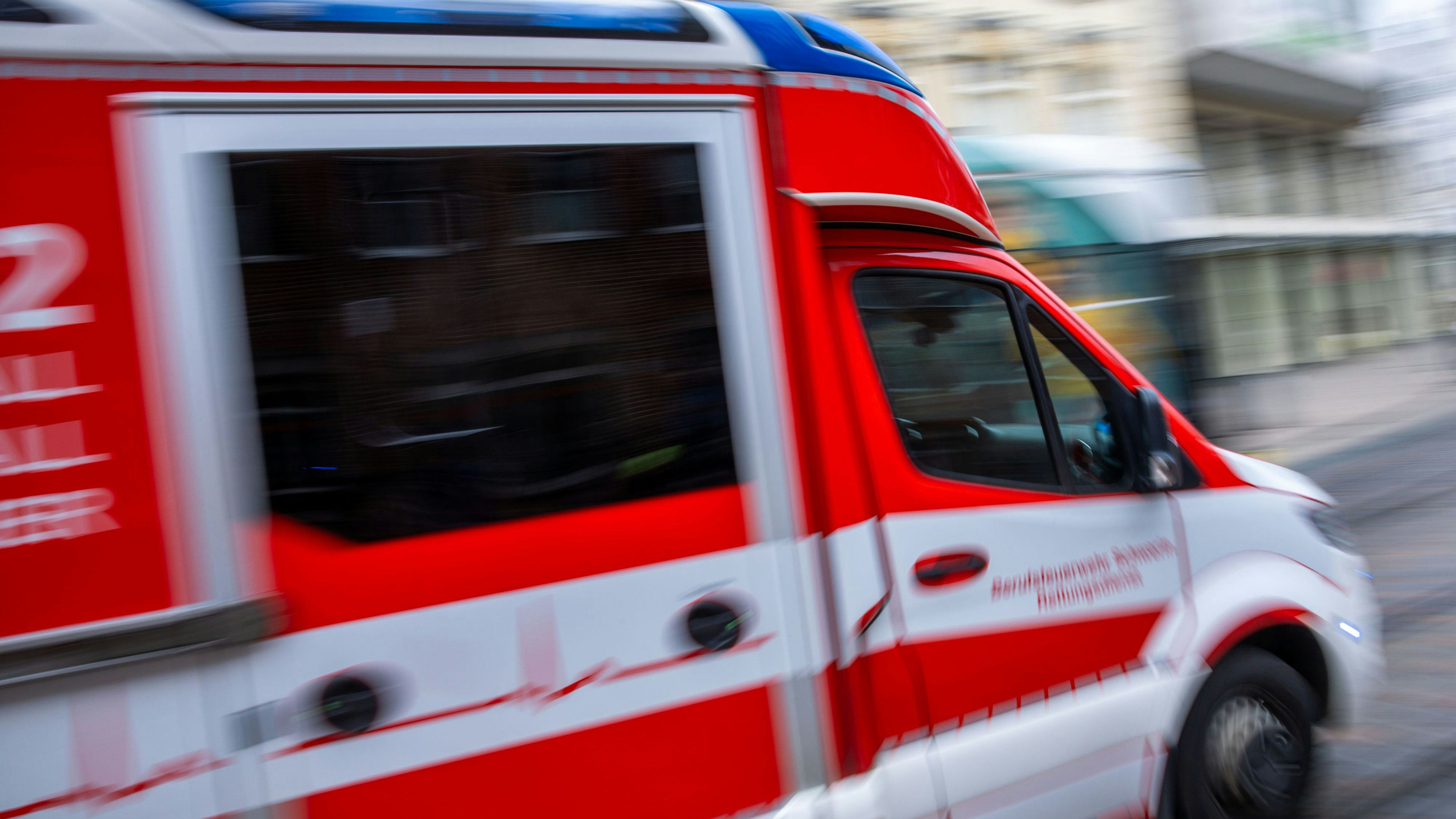 Download von www.picturedesk.com am 19.08.2025 (12:22).  PRODUCTION - 21 July 2025, Mecklenburg-Western Pomerania, Schwerin: An emergency vehicle with flashing blue lights on a street in the city center. (Shot with long exposure time) Photo: Jens Büttner/dpa - 20250721_PD12898 - Rechteinfo: Rights Managed (RM)