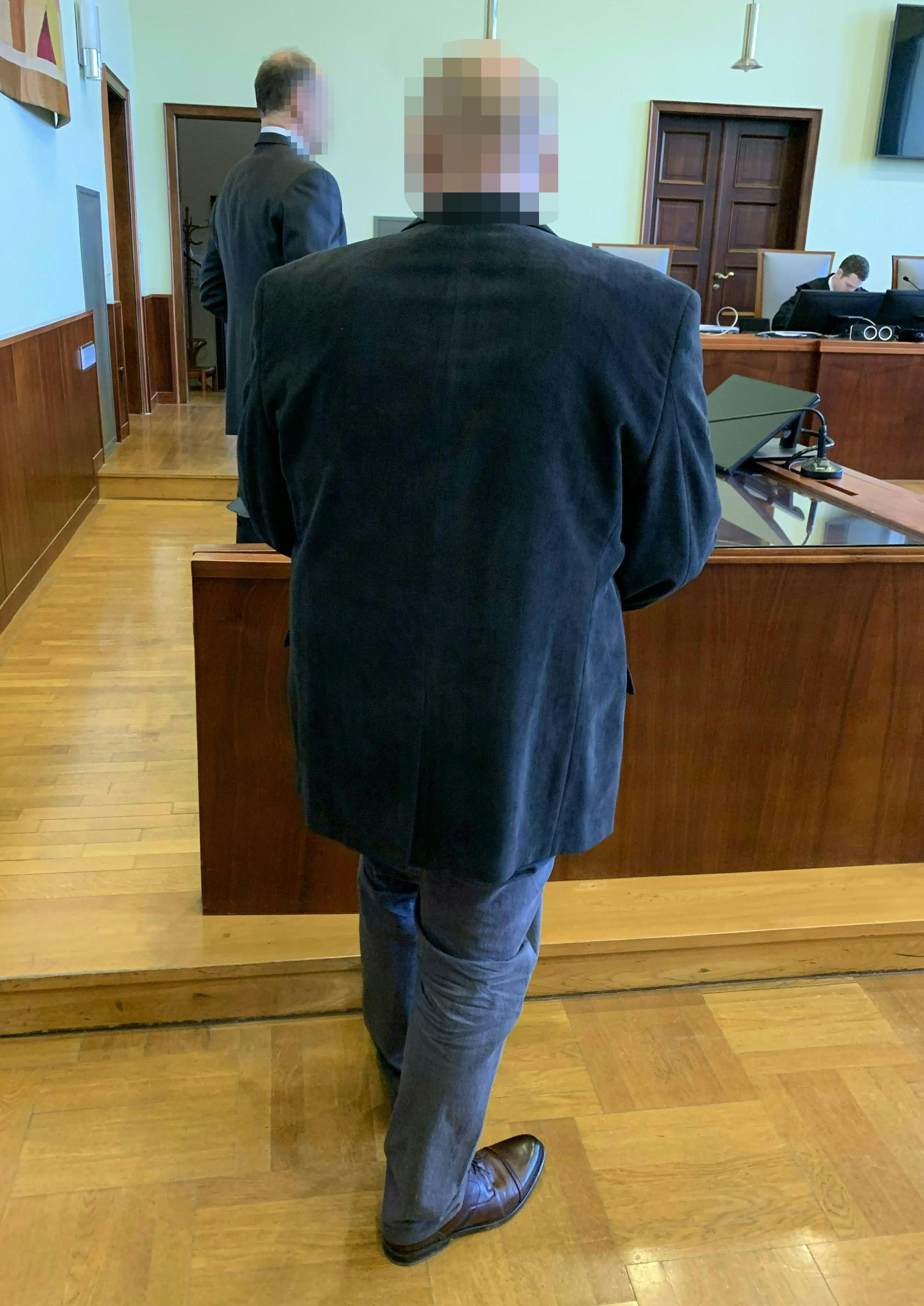 Der Angeklagte im Rahmen des Prozesses um Missbrauch der Amtsgewalt: Der 56-Jährige soll  jahrelang Bußgelder unterschlagen haben.