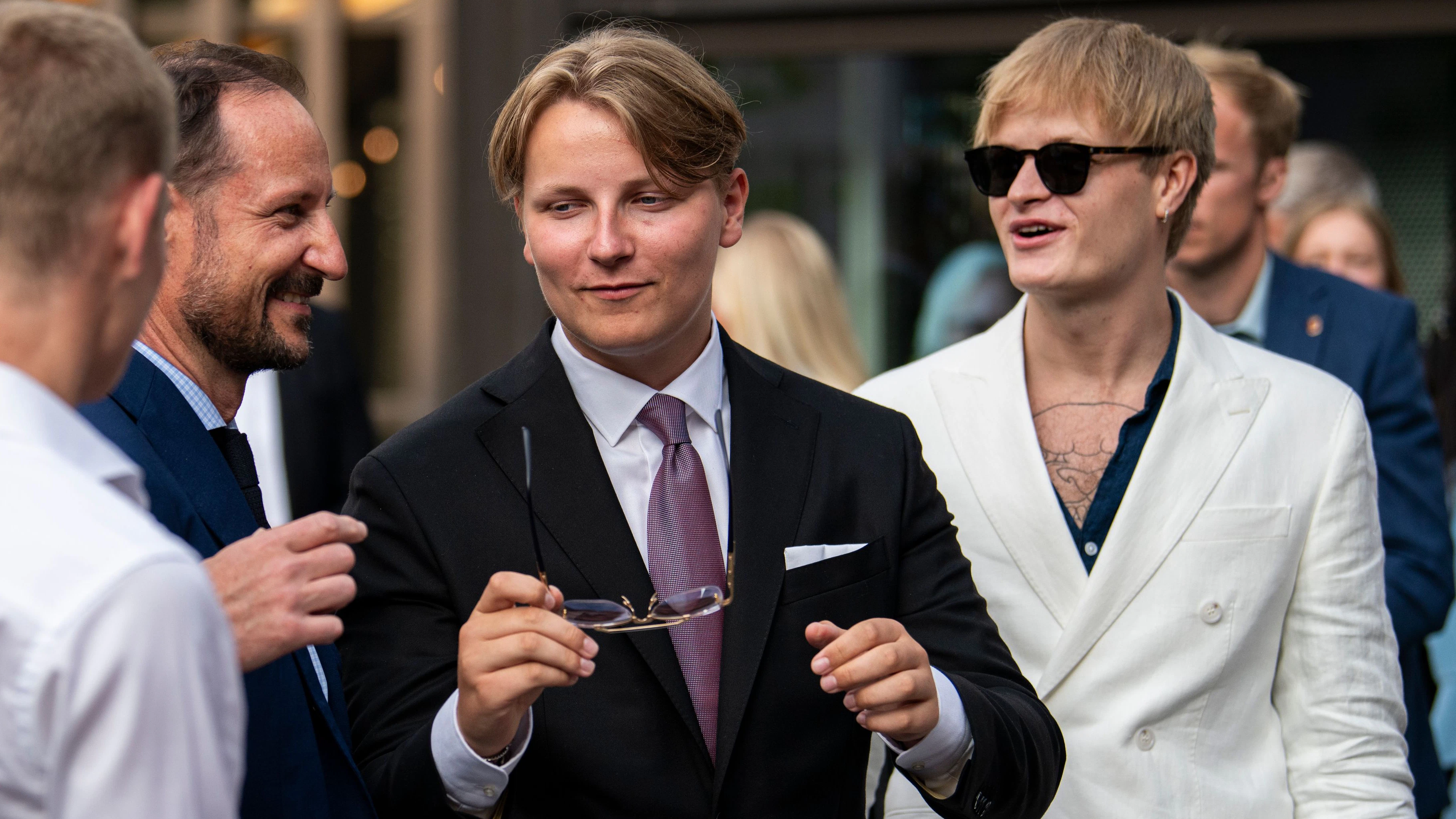 Marius Borg Høiby (rechts) zusammen mit seinem Stiefvater, dem norwegischen Kronprinzen Haakon (l.), und seinem Halbbruder Prinz Sverre Magnus (m.).