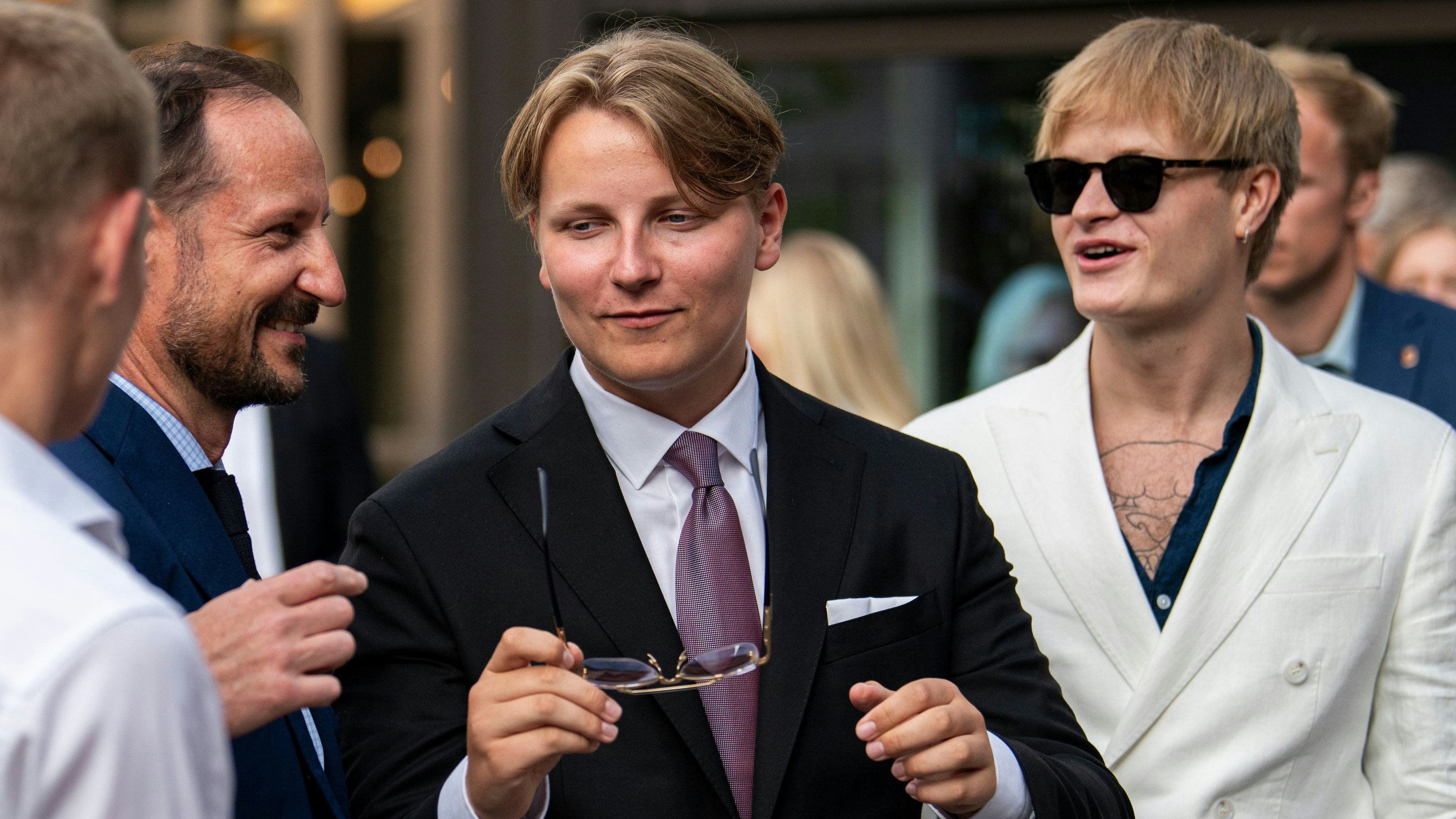 Marius Borg Høiby (rechts) zusammen mit seinem Stiefvater, dem norwegischen Kronprinzen Haakon (l.), und seinem Halbbruder Prinz Sverre Magnus (m.).