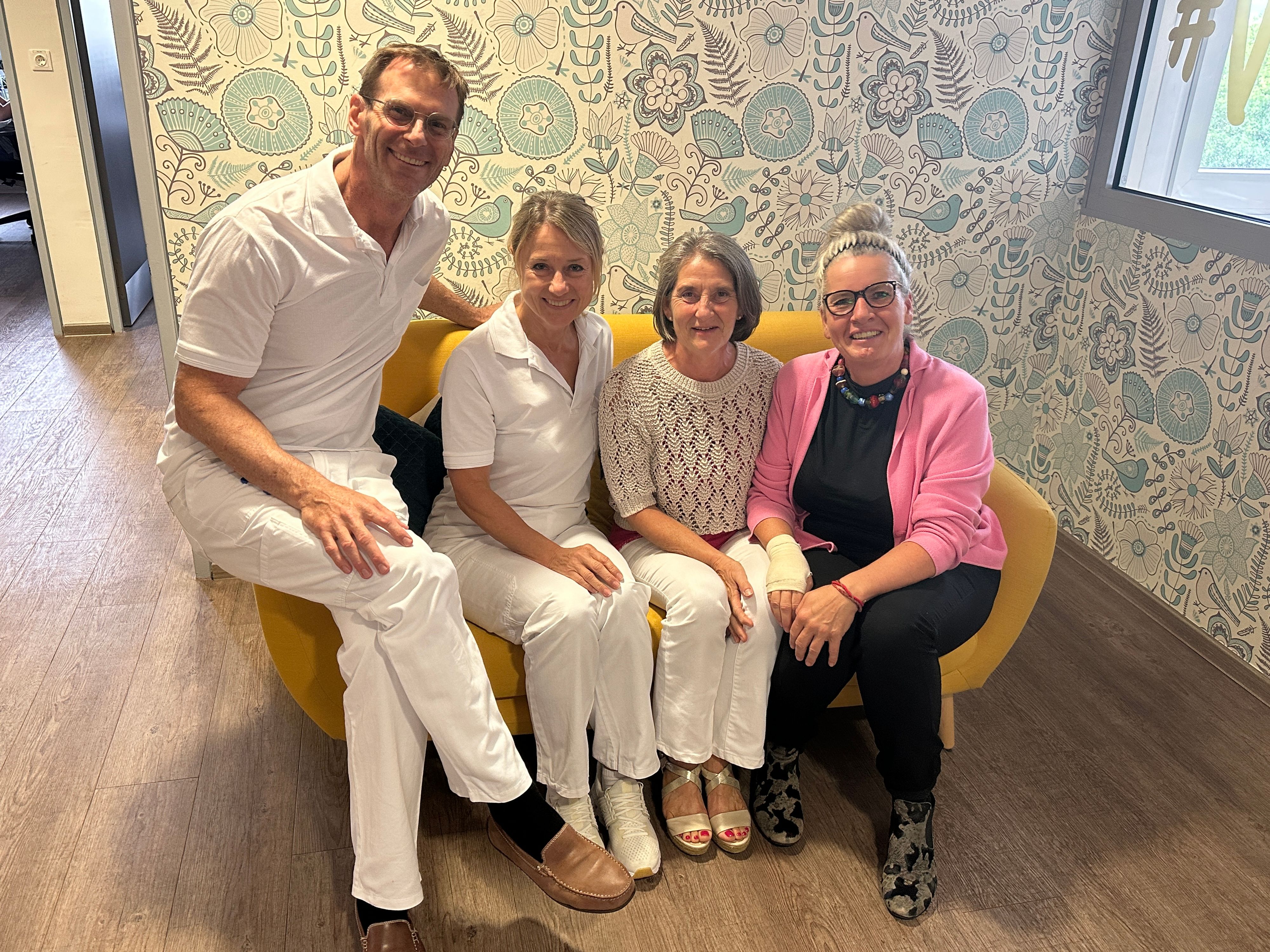 Brigitte Sengstschmid (3. v. l.) geht nach 45 Jahren in der Pflege in Pension.