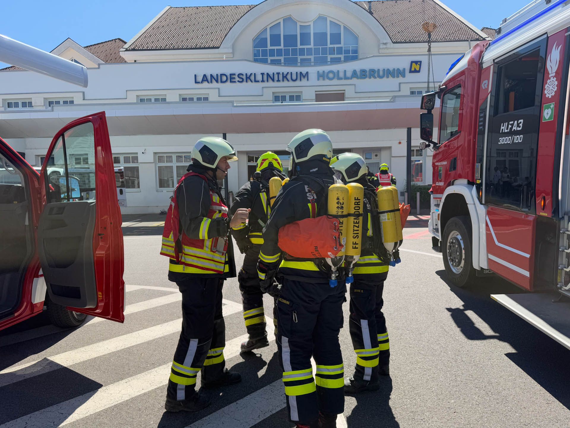 Das Feuerwehr-Kommando löscht das Feuer aus einer Dehnfuge.
