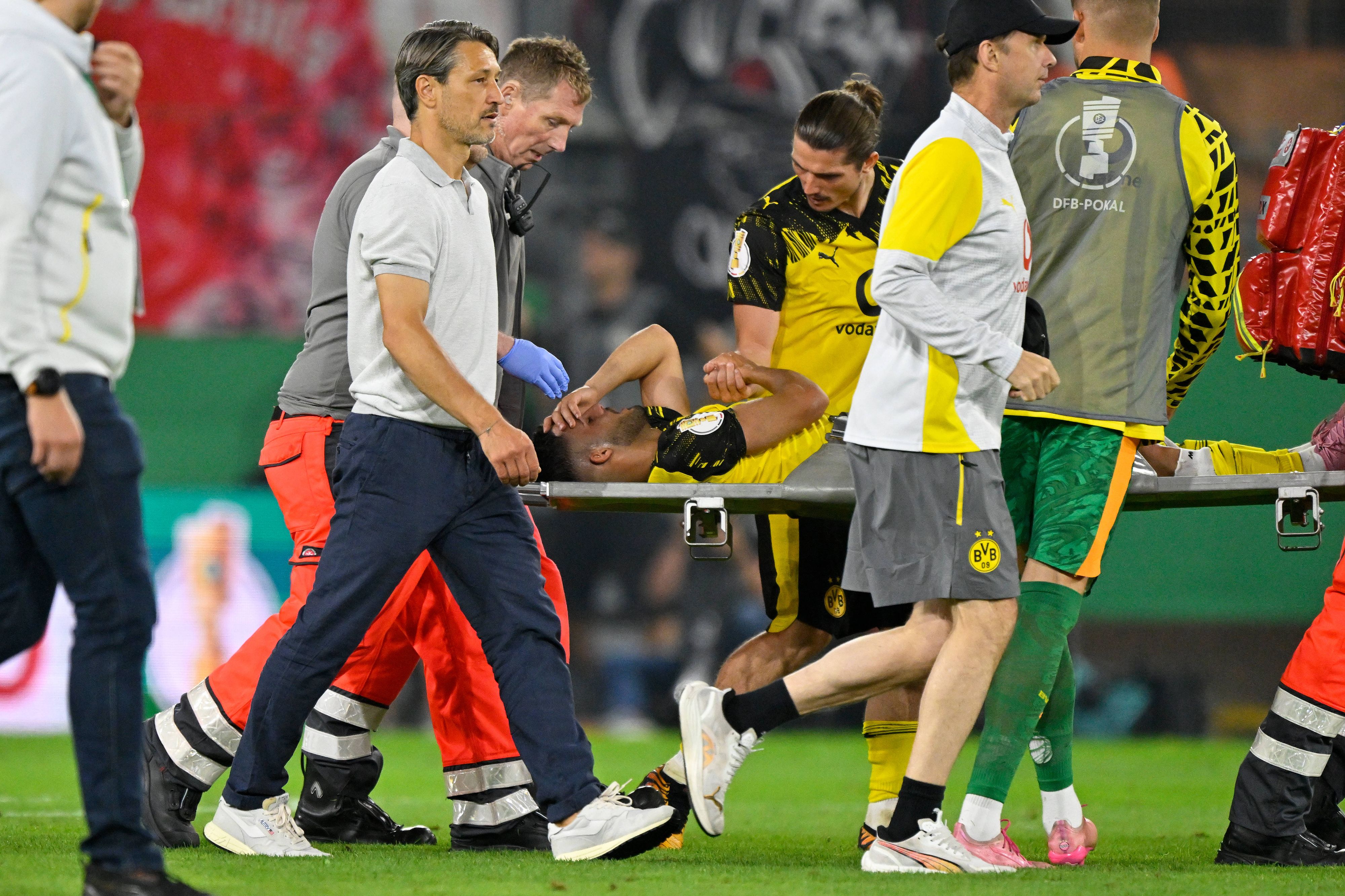 Marcel Sabitzer tröstet Yan Couto.