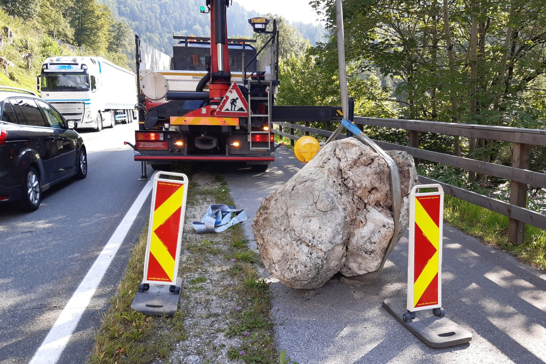 Ein tonnenschwerer Stein mit einem Volumen von rund einem Kubikmeter hat sich am Wochenende aus einem Hang über der B178, Loferer Straße, gelöst, ist auf die Fahrbahn geprallt und neben dieser zum Liegen gekommen.