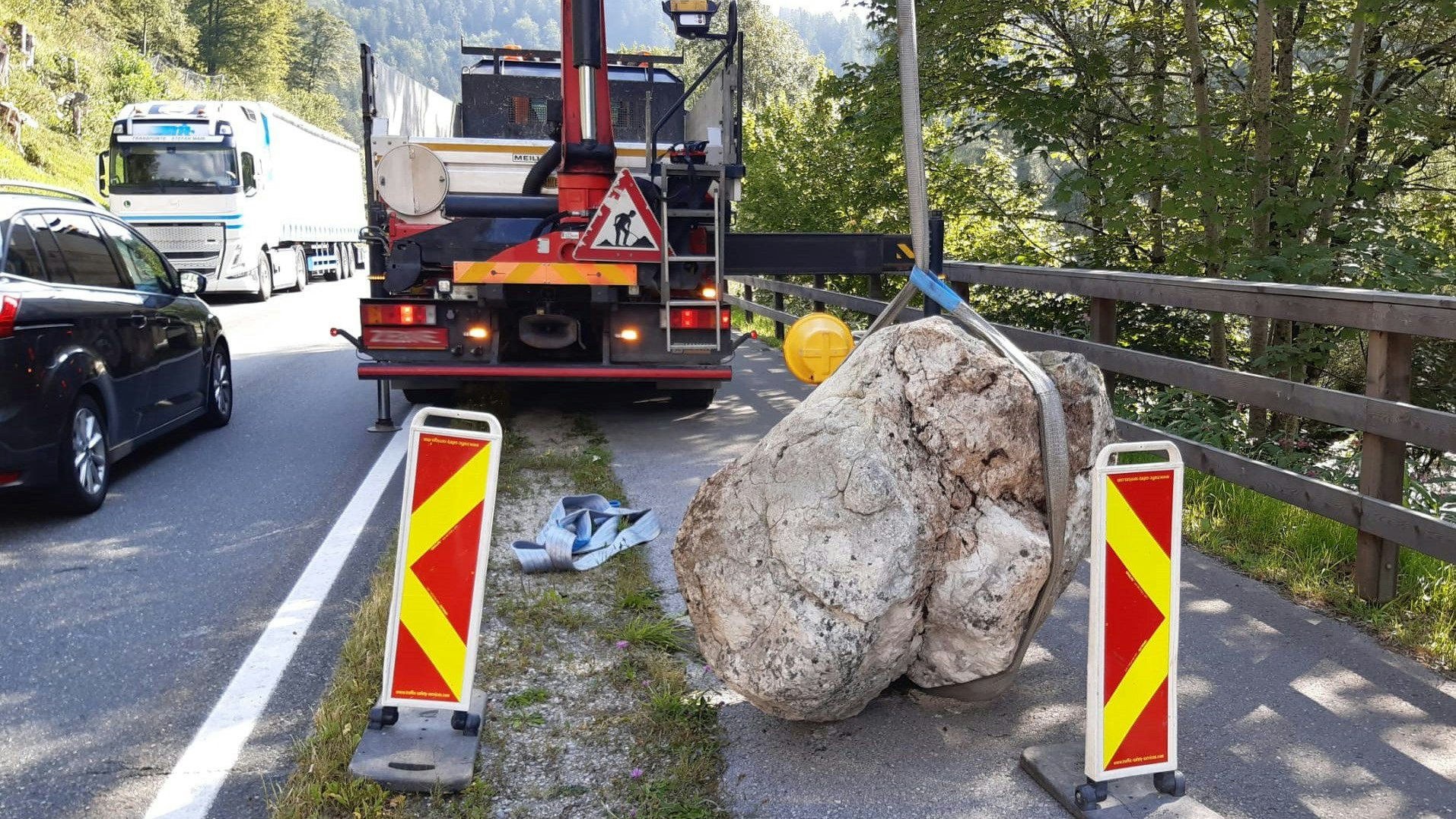 Heute.at - Tonnenschwerer Felsbrocken rollt auf Bundesstraße
