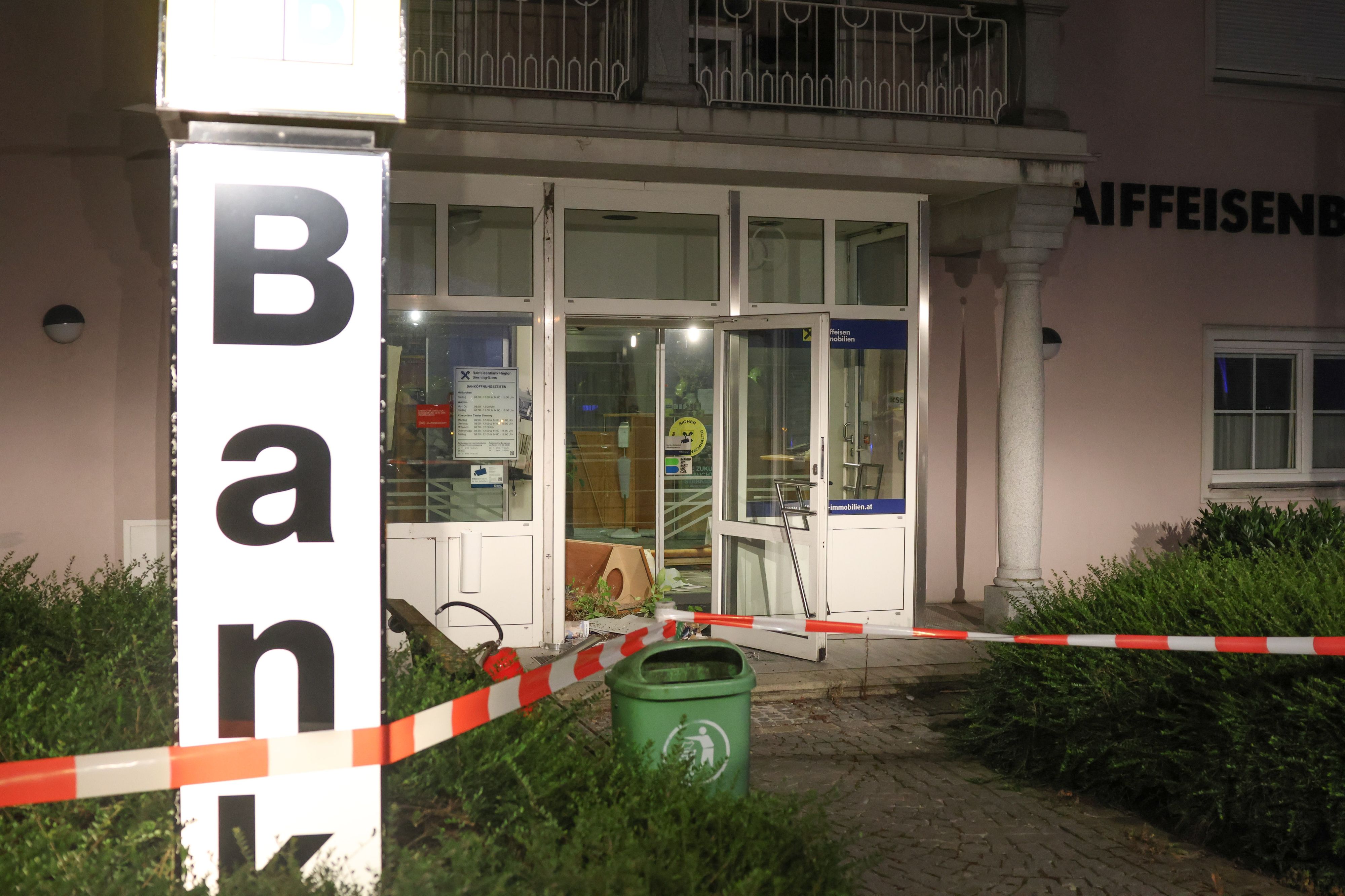 Das Gerät und Foyer der Filiale wurden schwer in Mitleidenschaft gezogen.