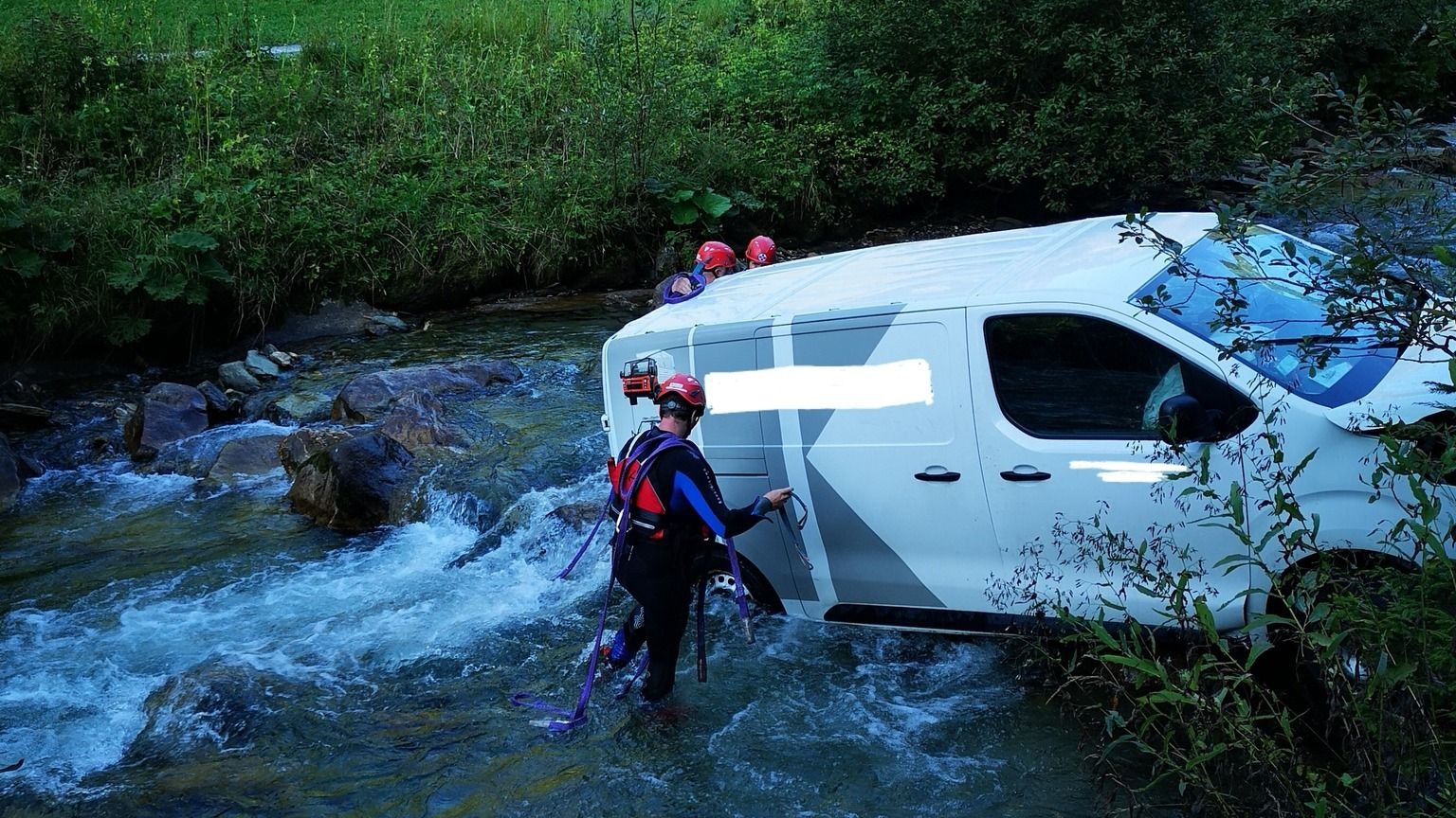 Heute.at - 19-Jähriger stürzt mit Klein-Lkw in Ache