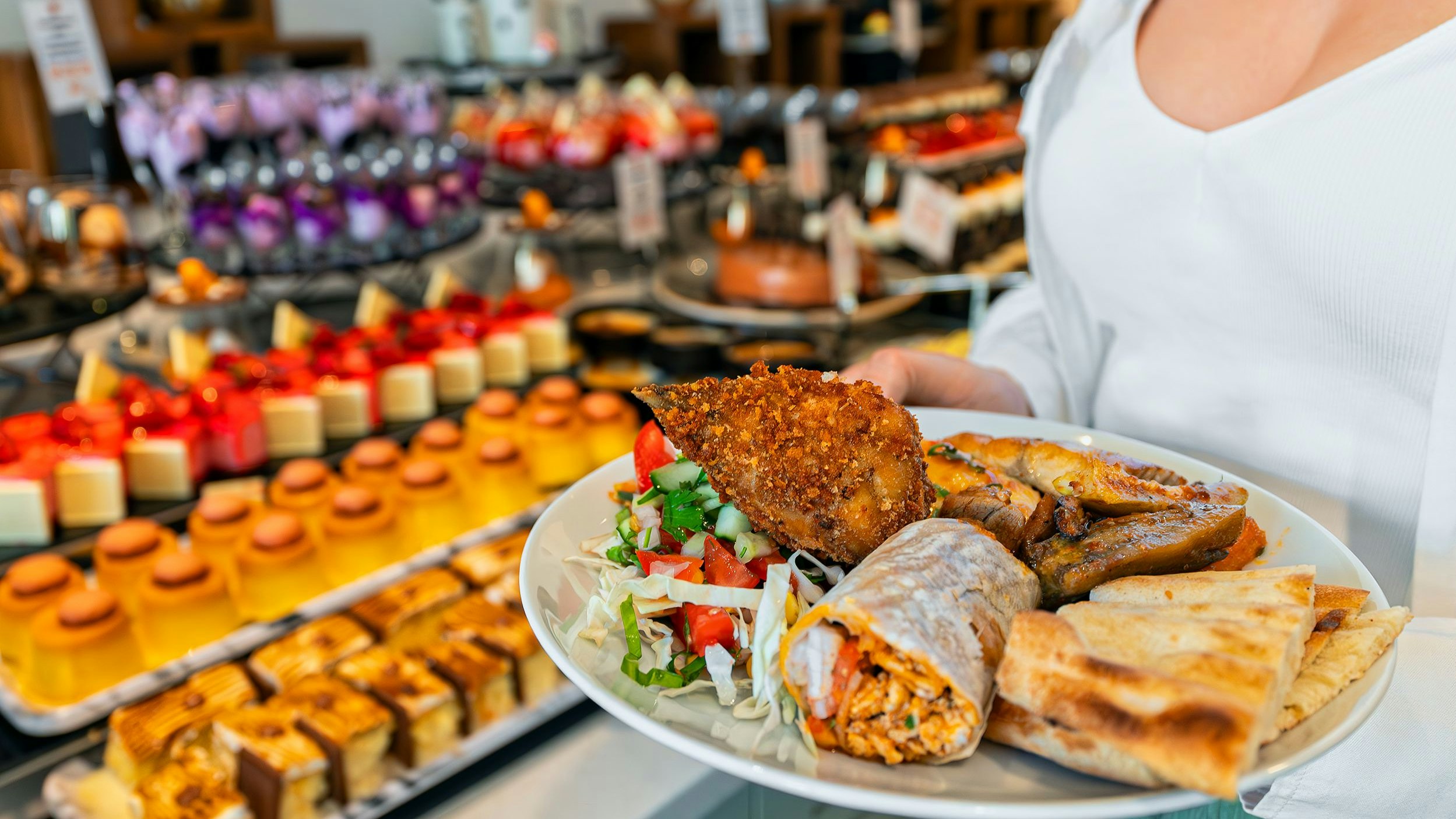 Beim üppigen Frühstücksbuffet in Hotels in der Türkei sind die Augen oft größer als der Magen – ein Teil des Tellers landet im Müll.