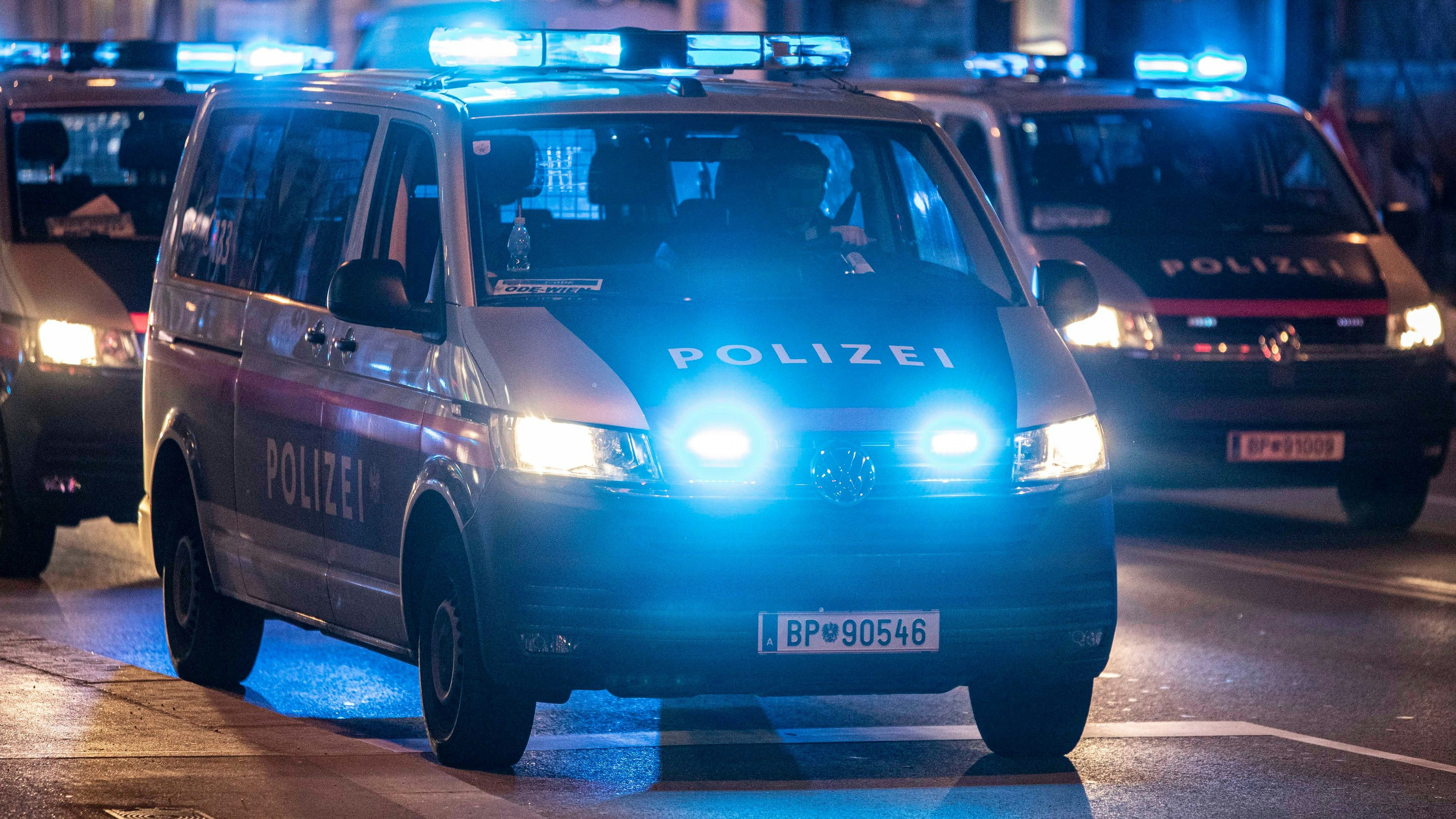 Download von www.picturedesk.com am 19.08.2025 (12:11).  Ein Polizeifahrzeug steht während einer Demonstration im Einsatz. Im Bild: Polizeiauto mit Blaulicht bei Nacht. Wien, Österreich. 18.03.2022 // Vienna police forces are in service during a demonstration. Picture: Police vehicle with blue flashlights in the night. Vienna, Austria. March 18th, 2022 - 20220318_PD20251 - Rechteinfo: Rights Managed (RM)