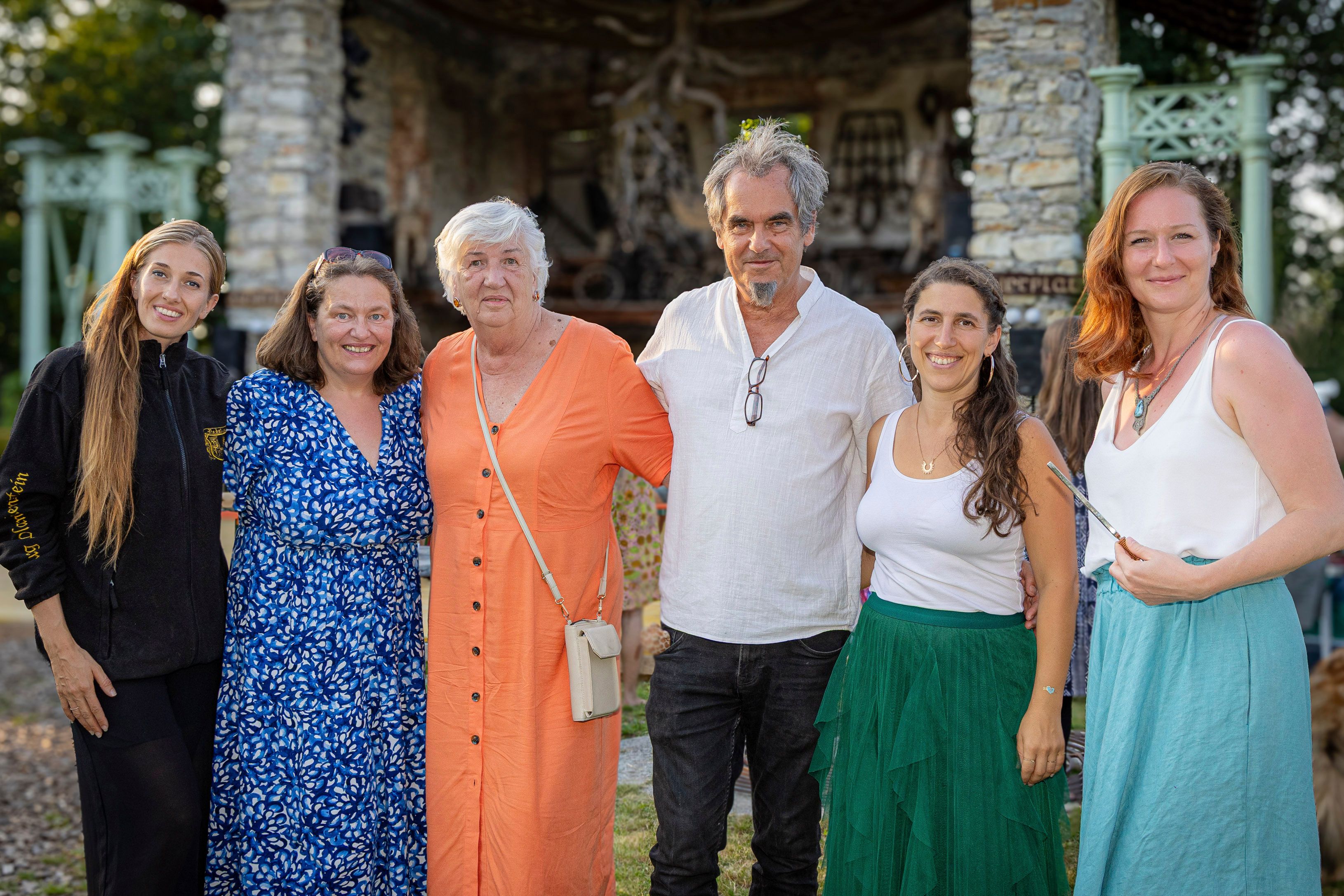 Am 15. August fand das erste Friedensfest auf der Burg Plankenstein statt. Im Bild v.l.: Monika Kefer (Moderatorin des Festes), Jasmin Aigner und Reinhard Fugger (Hauptorganisatoren), Sigrid Bergmann (Initatorin Friedensfest am Attersee) und ihre Freundin Gerlinde sowie Theresa Schirz (Burgmanagement)