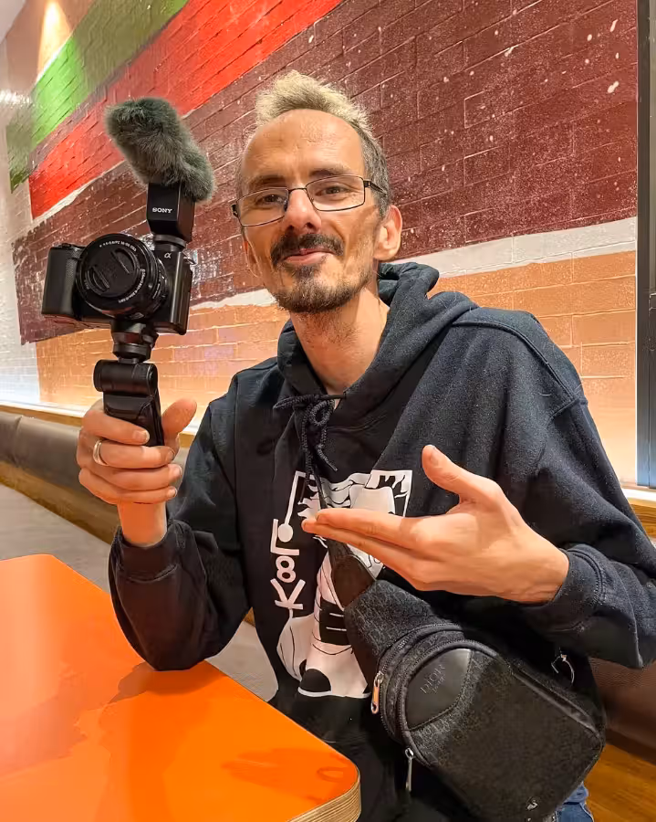 Der 46-Jährige ist vor laufender Kamera gestorben. Kollegen versuchten vergeblich, ihn aufzuwecken, bevor der Stream abrupt endete.