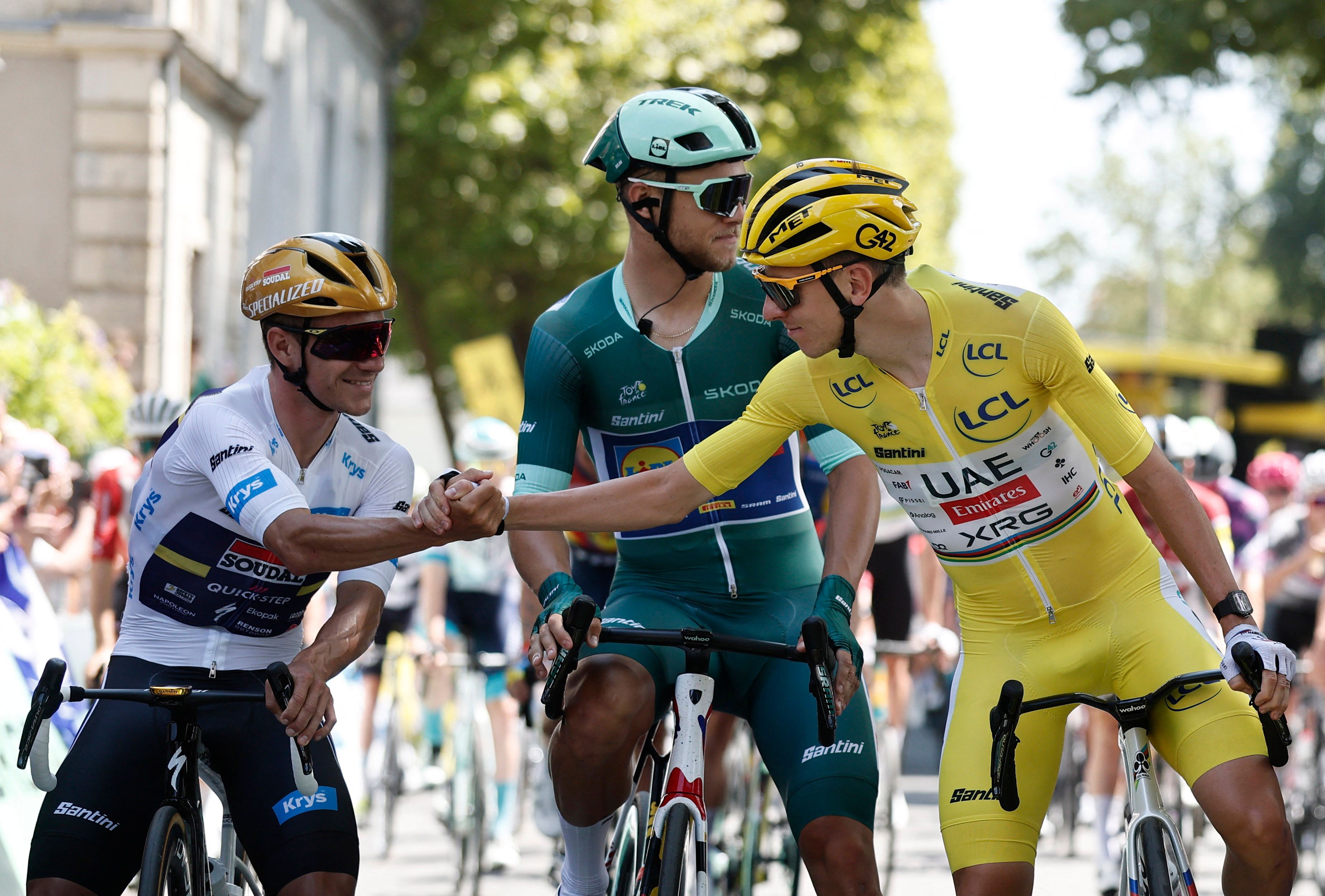 Remco Evenepoel gratuliert Tour-Sieger Tadej Pogacar. Im kommenden Jahr will er mit Red Bull selbst nach dem Titel greifen.