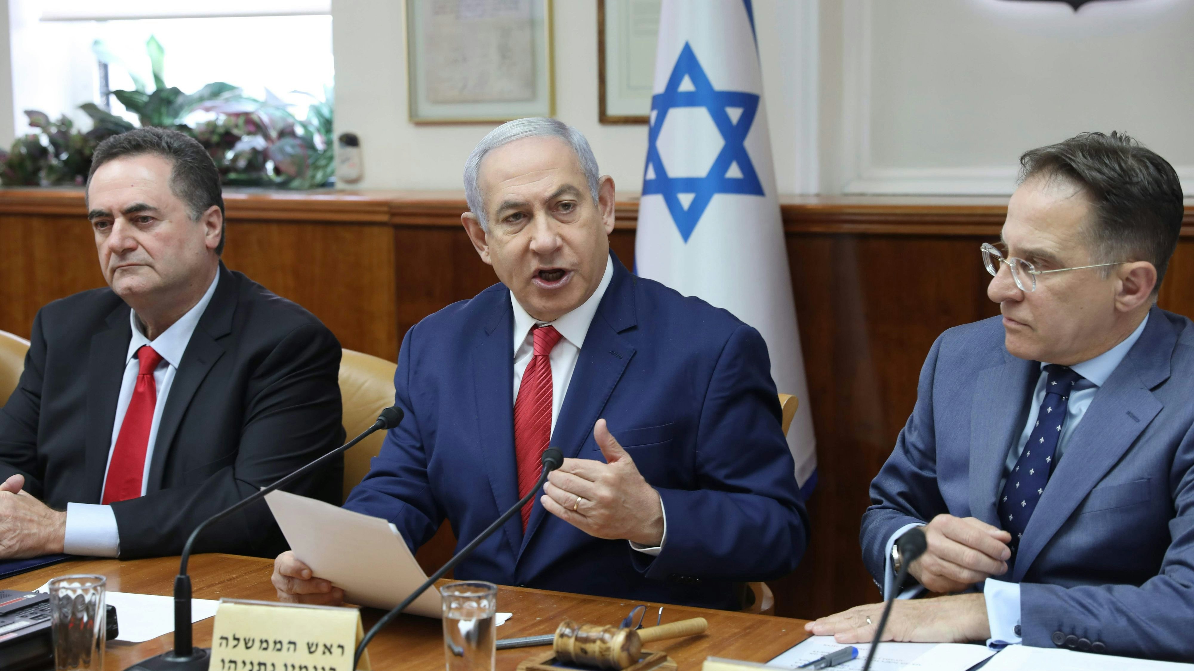 Download von www.picturedesk.com am 20.08.2025 (11:00).  (L to R) Israeli Foreign Minister Israel Katz, Prime Minister Benjamin Netanyahu, and the government secretary Tzachi Braverman attend the weekly cabinet meeting at the Prime Minister's office in Jerusalem on September 8, 2019. (Photo by ABIR SULTAN / POOL / AFP) - 20190908_PD1587 - Rechteinfo: Rights Managed (RM) Nur für redaktionelle Nutzung! Werbliche Nutzung erfordert Freigabe: bitte schicken Sie uns eine Anfrage.