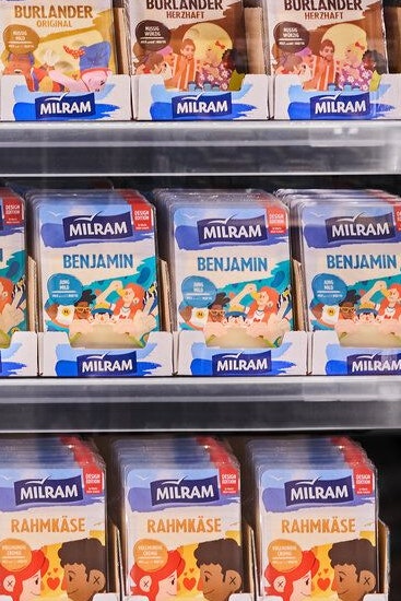 Supermarkt-Kühlregal mit den umstrittenen Käseverpackungen: Der Kulturkampf, der um den Billig-Käse ausgebrochen ist, erinnert an den Beginn der Black Lives Matter-Bewegung
