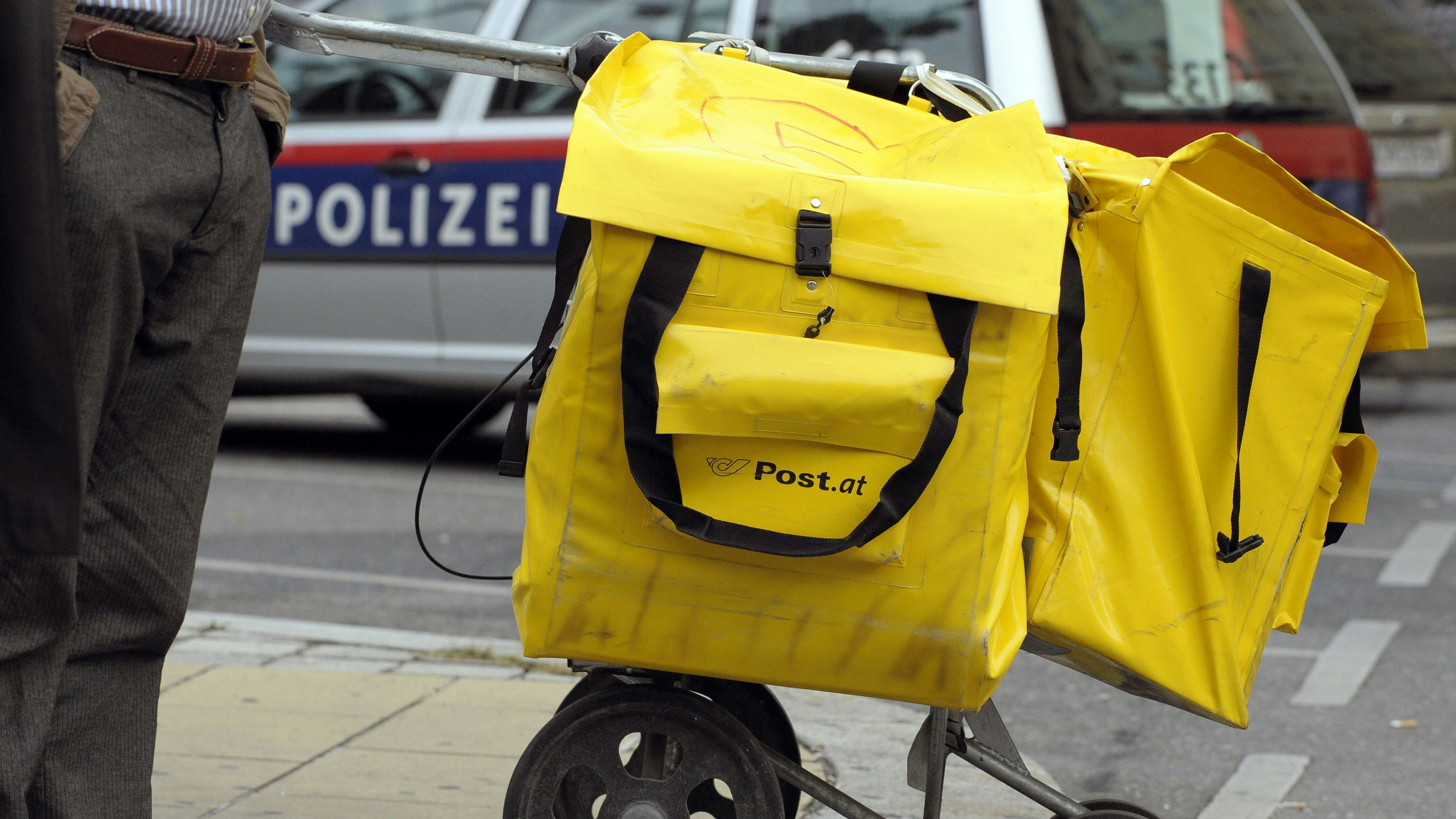 Download von www.picturedesk.com am 20.08.2025 (11:12).  APA1274535-2 - 15092009 - WIEN - ÖSTERREICH: Ein Briefwagen der Post am Dienstag, 15. September 2009, vor einem Dienstwagen der Polizei. Illustration zum Thema "Postler zur Polizei". APA-FOTO: HARALD SCHNEIDER - 20090915_PD0280 - Rechteinfo: Rights Managed (RM)