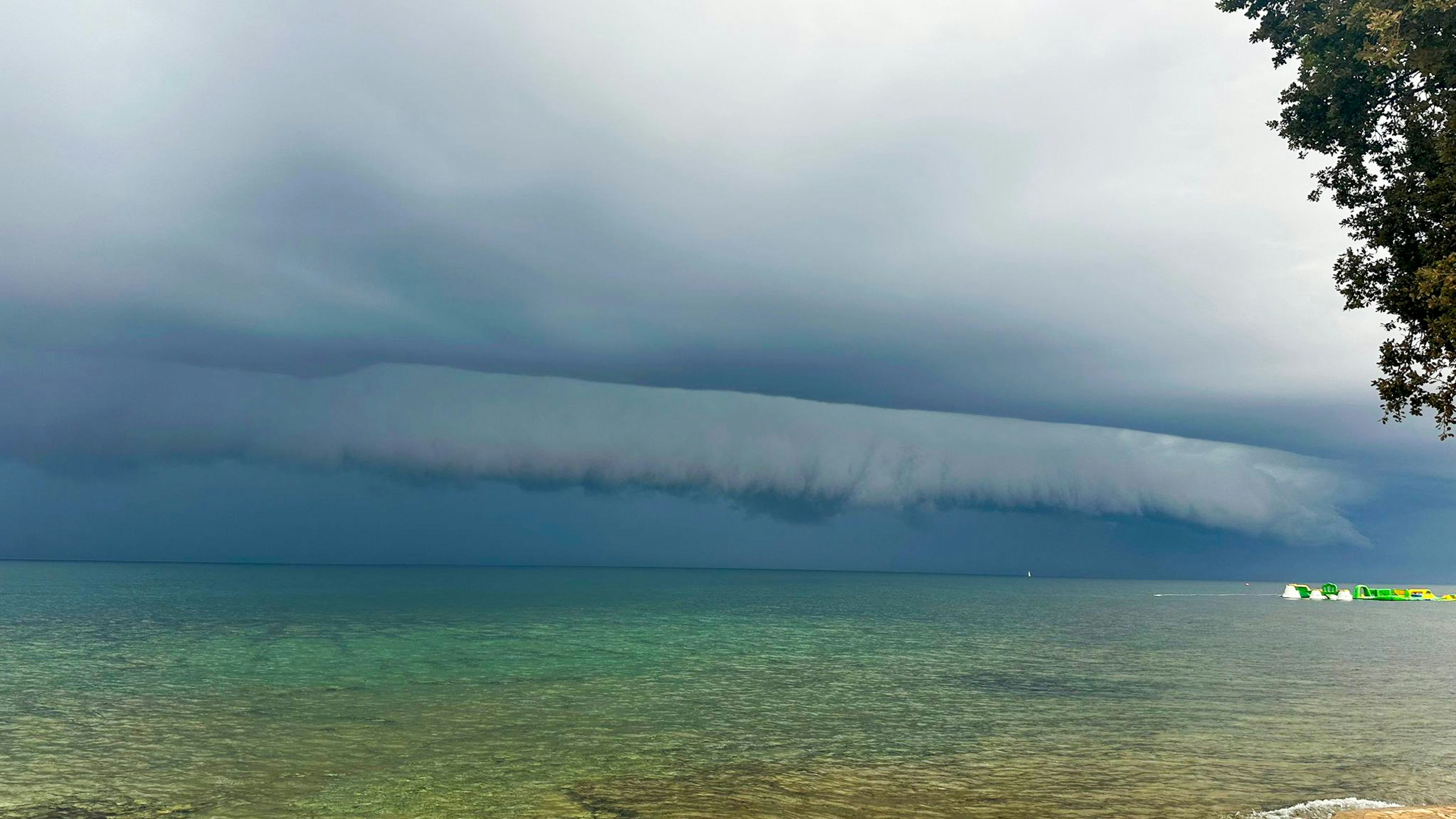 Heute.at - Shelf-Cloud – Spektakuläres Unwetter trifft Kroatien