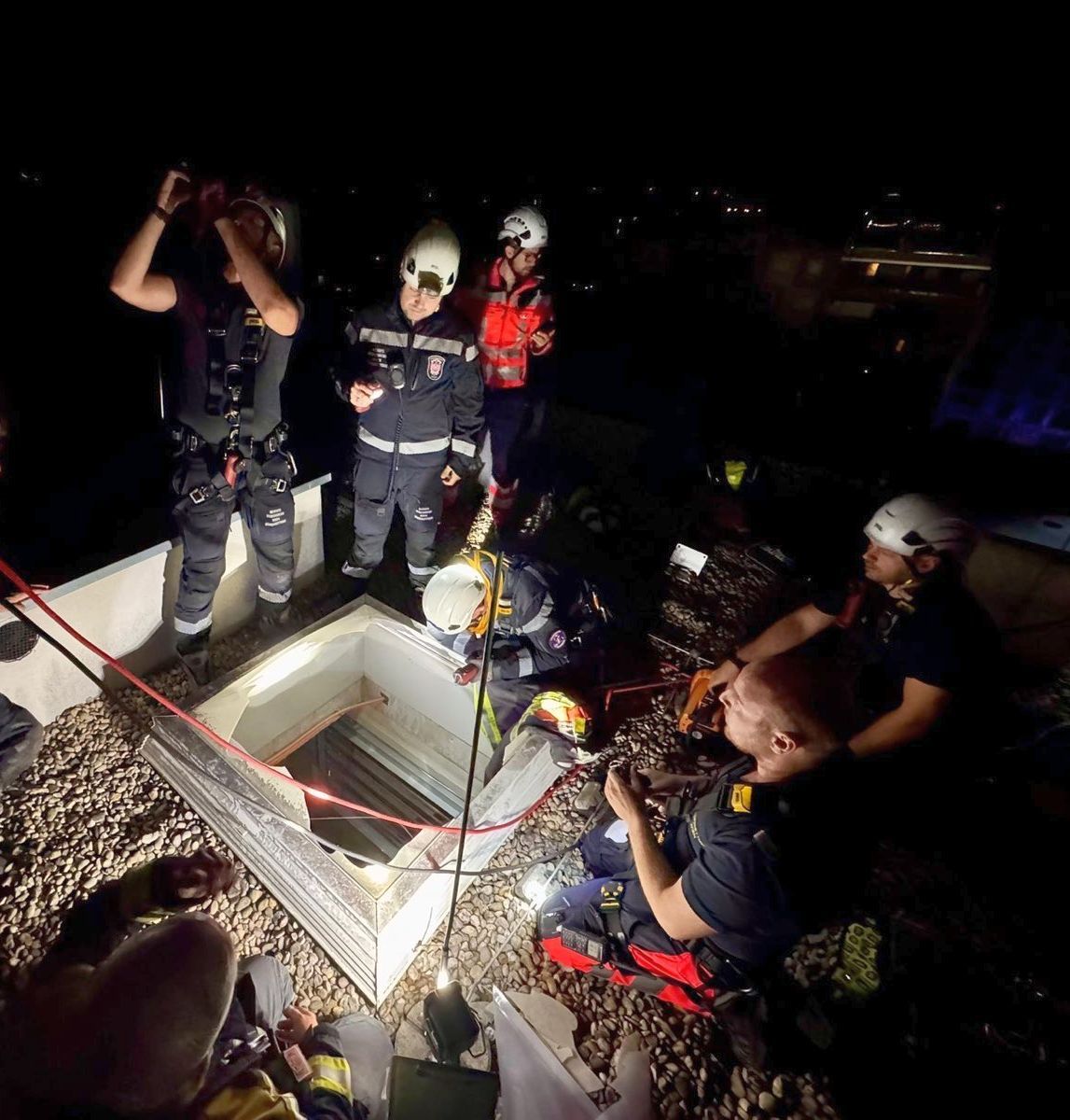 Die Retter am Dach. In diesen Lichtschacht war der Jugendliche hineingestürzt.