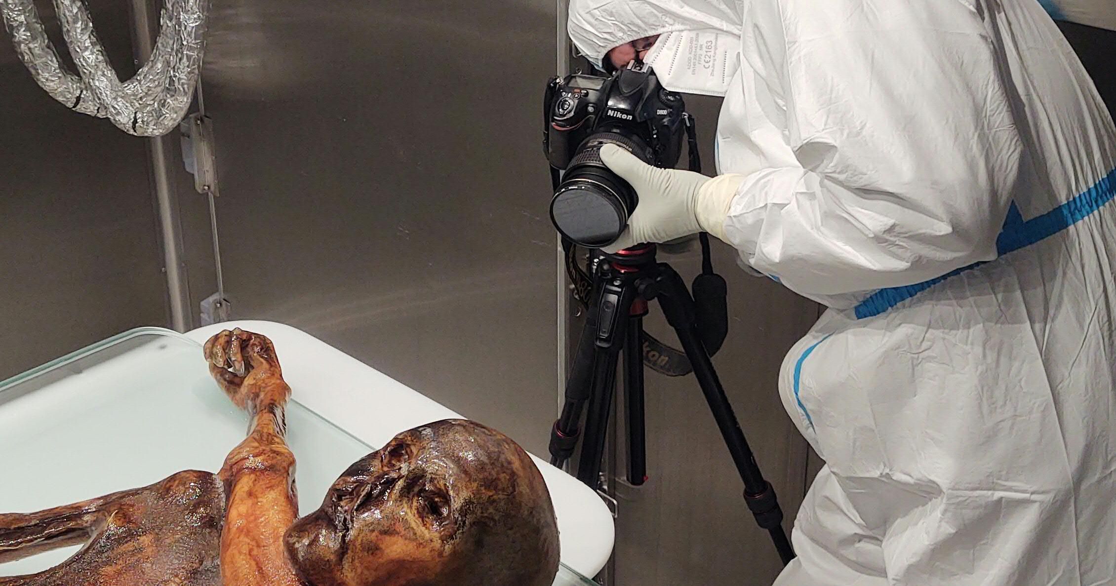 Ein Forschungsteam hat eine hochauflösende 3D-Dokumentation der Gletschermumie Ötzi erstellt.