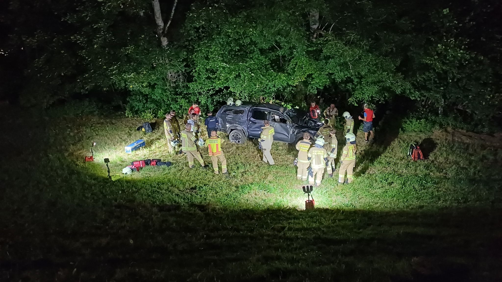 Ein Pkw ist rund 150 Meter abgestürzt. Vom unbekannten Lenker fehlt jede Spur.