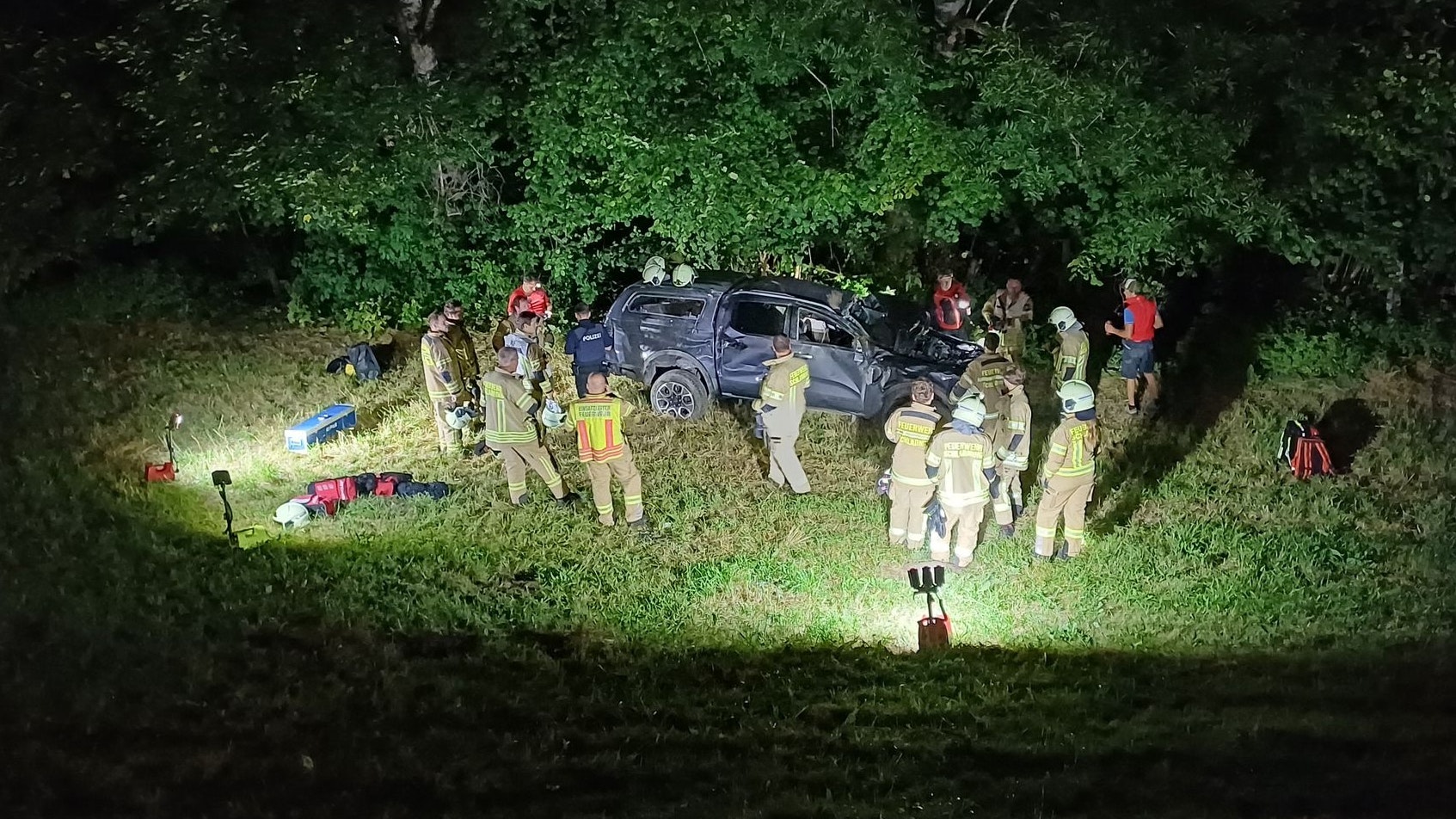 Heute.at - Auto stürzt 150 Meter ab – Lenker spurlos verschwunden