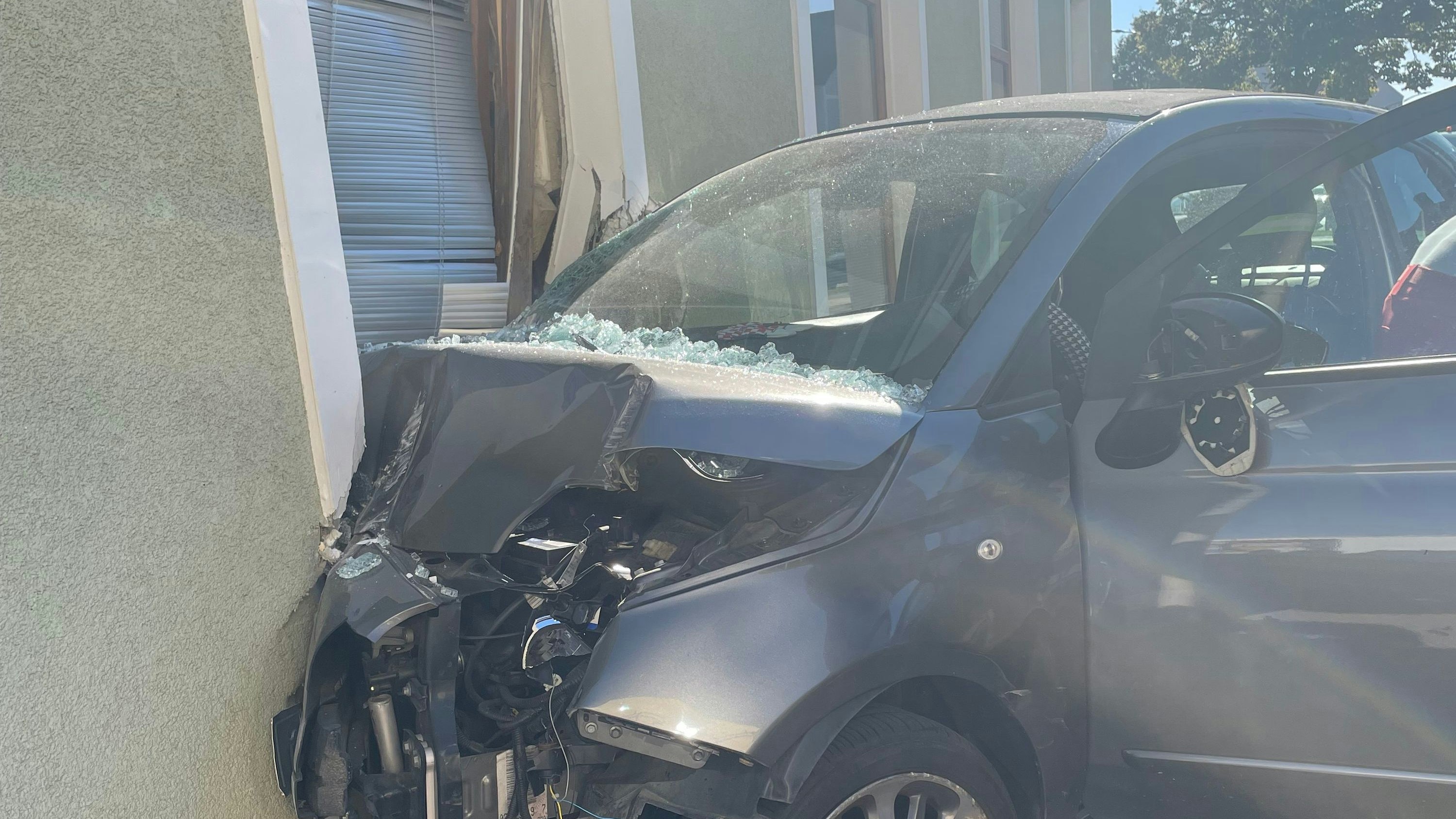 Heute.at - Riskantes Manöver in NÖ – dann rast Auto in Haus