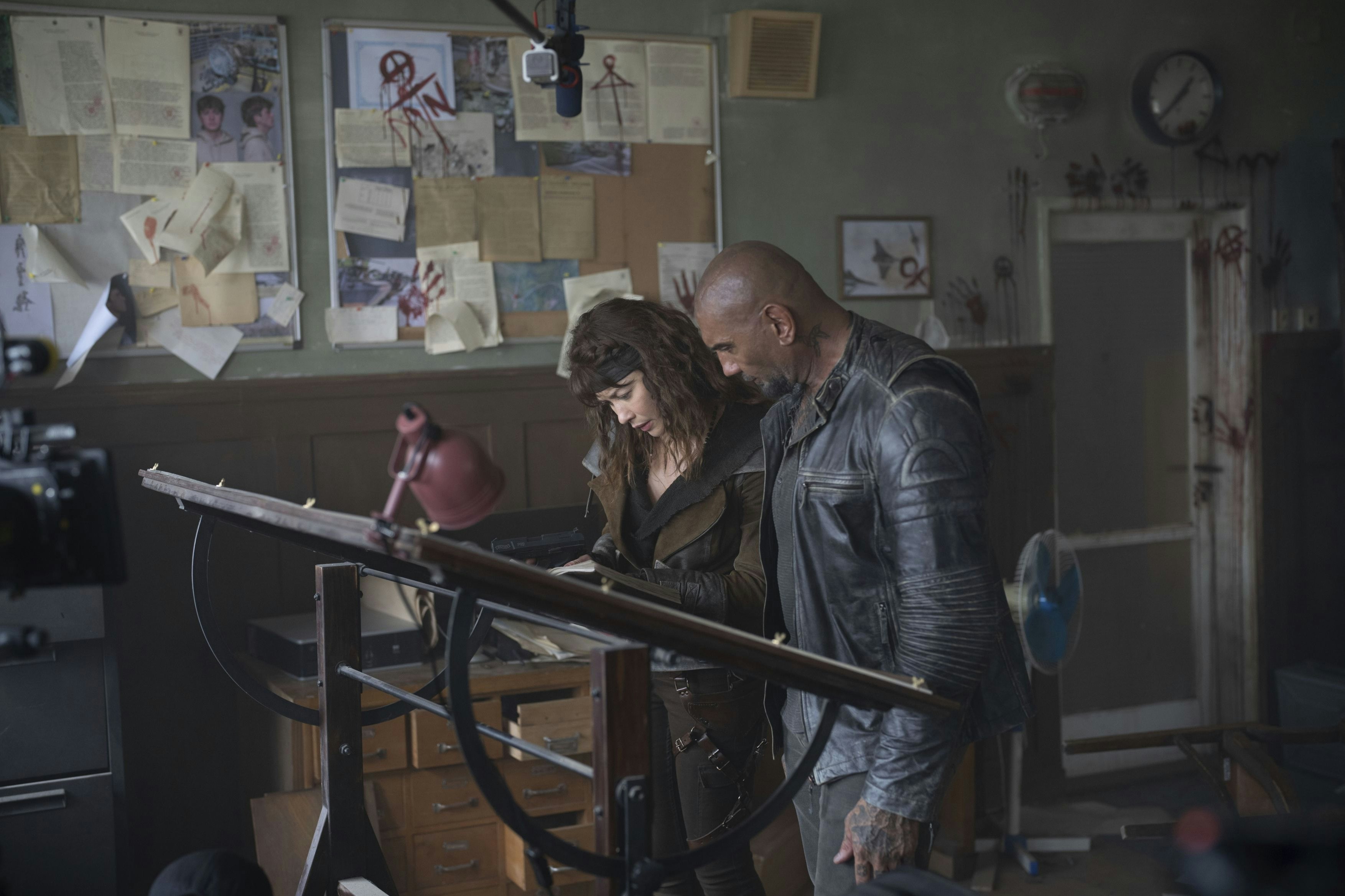 Gemeinsam auf der Suche nach der Mona Lisa: Ex-Soldat Jake (Dave Bautista) und freiheitskämpferin Drea (Olga Kurylenko) in "Afterburn"