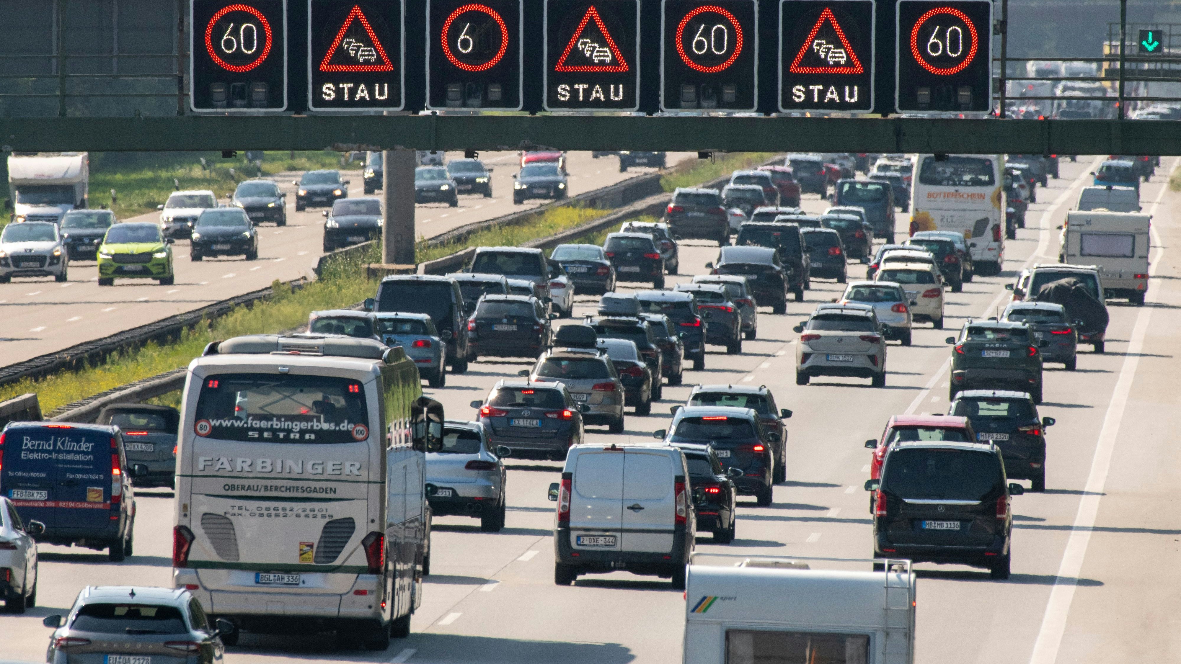 Download von www.picturedesk.com am 20.08.2025 (10:21).  15 August 2025, Bavaria, Hofolding: There are numerous cars on all lanes of the A8. The closures of certain stretches along the A8 south of Munich towards Salzburg are to take effect from August 15 and are always planned from Friday to Sunday and on public holidays. The local authorities want to reduce the traffic that flows through their villages on busy days and also causes congestion there. Photo: Stefan Puchner/dpa - 20250815_PD2211 - Rechteinfo: Rights Managed (RM)