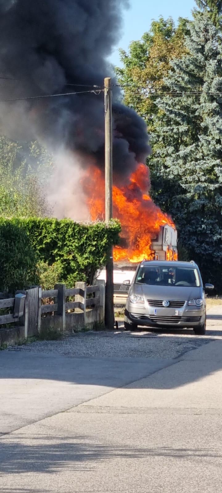 In Oberösterreich brannte ein Wohnmobil und fuhr plötzlich los.