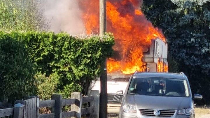 Heute.at - Wohnmobil in Vollbrand fährt plötzlich auf Wohnhaus zu