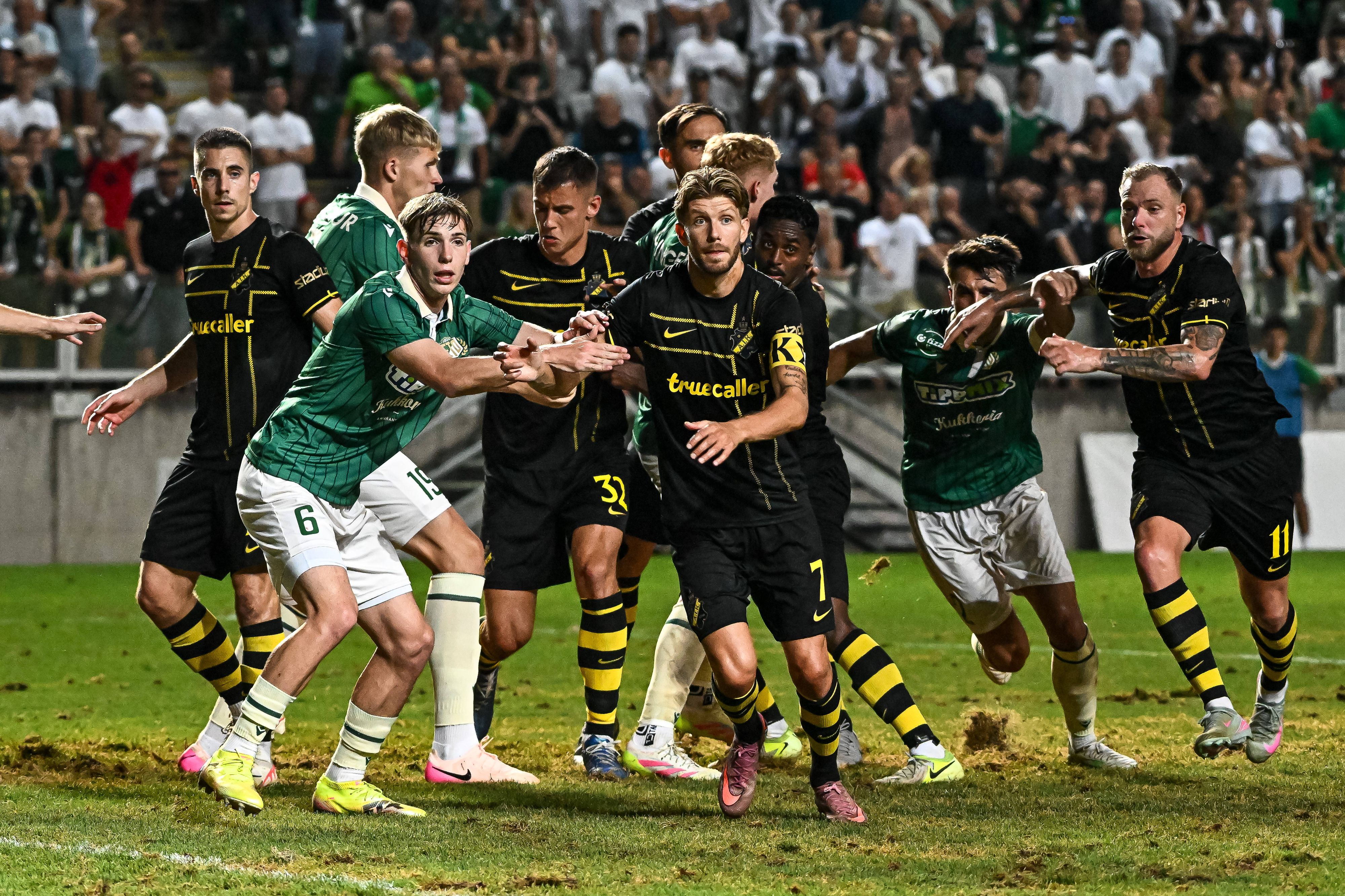 Der Rasen von Györ ist in einem schlechten Zustand.