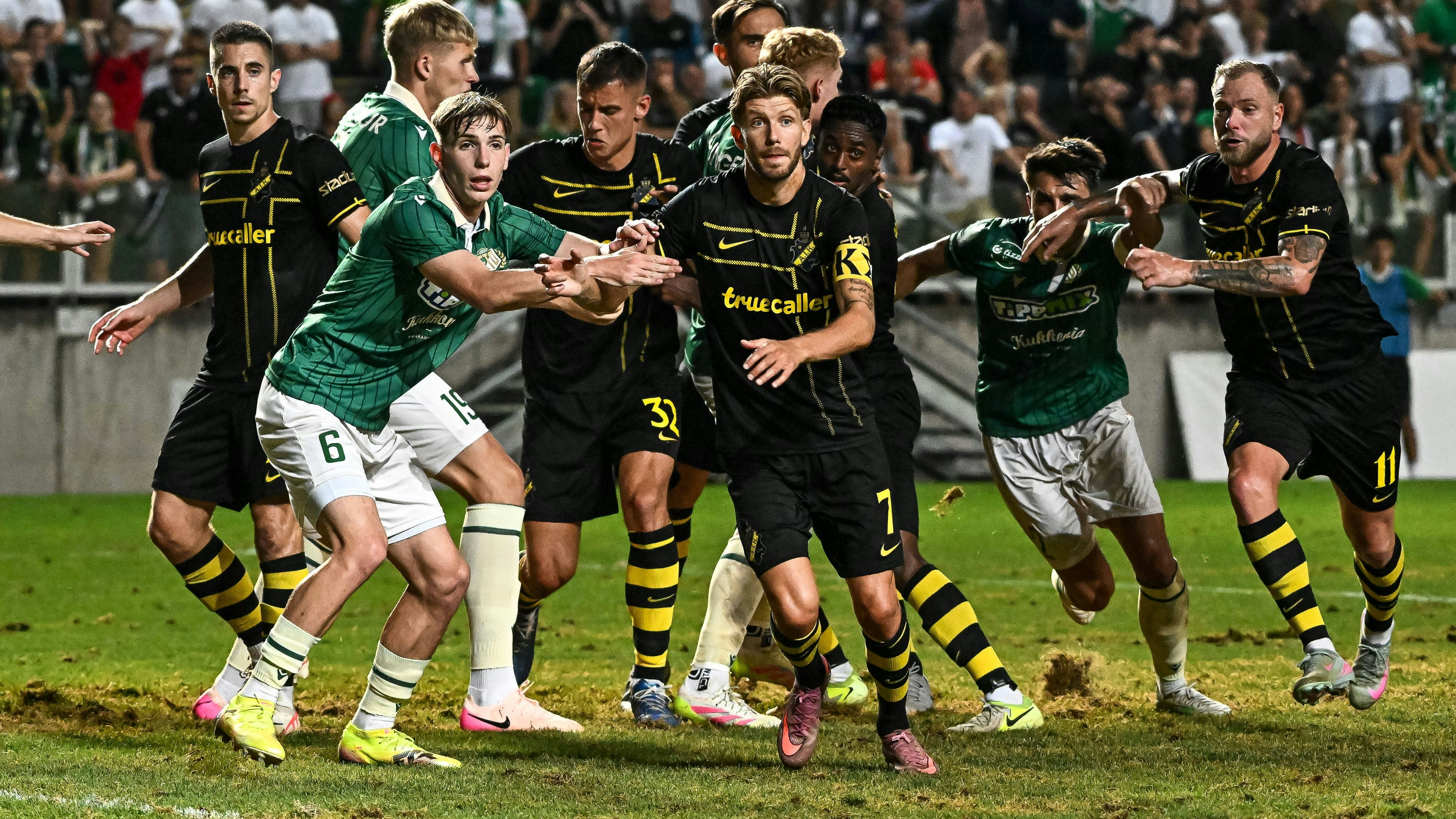 Der Rasen von Györ ist in einem schlechten Zustand.