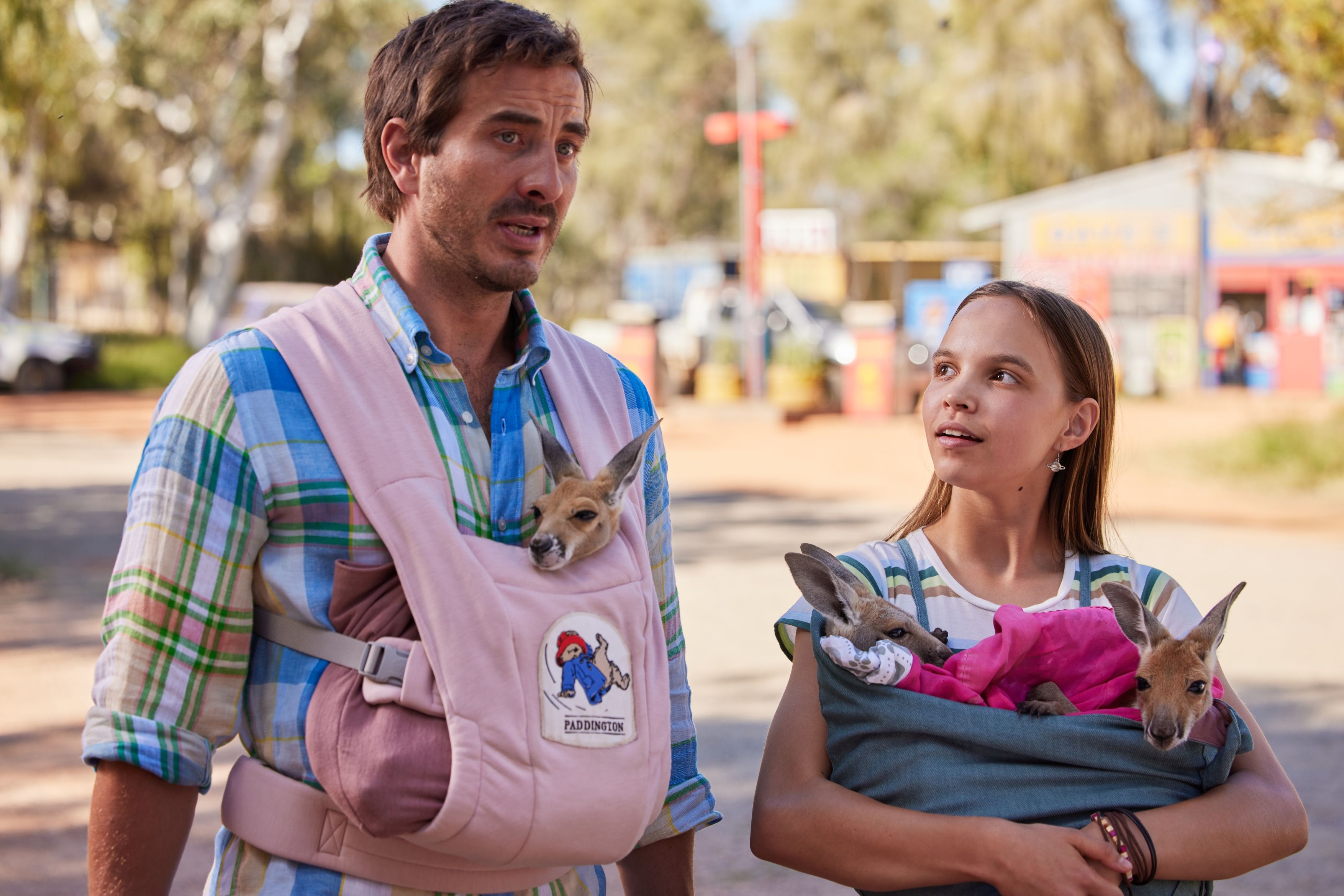 Lilly (Lily Whitely) und Chris (Ryan Corr) kümmern sich um verwaiste Känguru-Babys: "Lilly und die Kängurus"