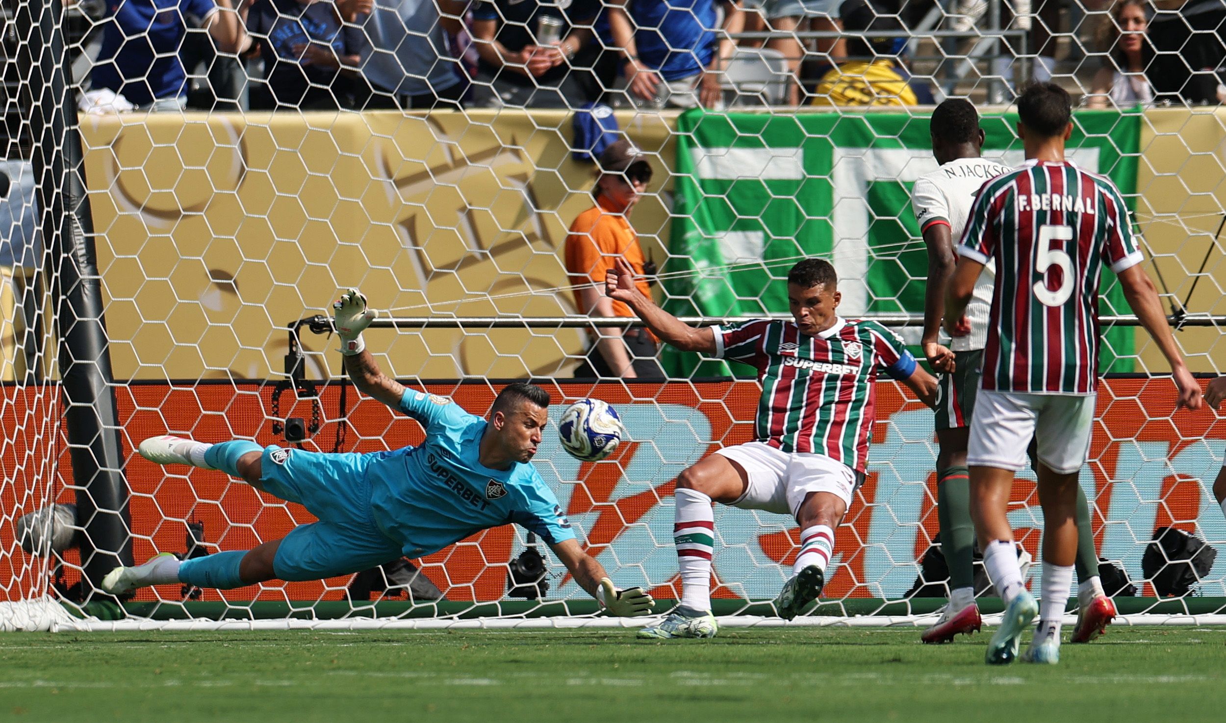 Geballte Fußball-Erfahrung: Weltrekord-Keeper Fabio und Ex-Selecao-Abwehrboss Thiago Silva bei der Klub-WM. Im Semifinale war gegen Silvas Ex-Klub Chelsea Endstation.